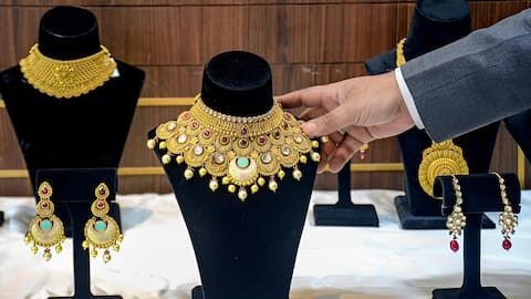 Gold Price: బంగారం ధరలకు బ్రేక్.. తగ్గిన పసిడి రేట్లు.. తెలుగు రాష్ట్రాల్లో ఎంతంటే?