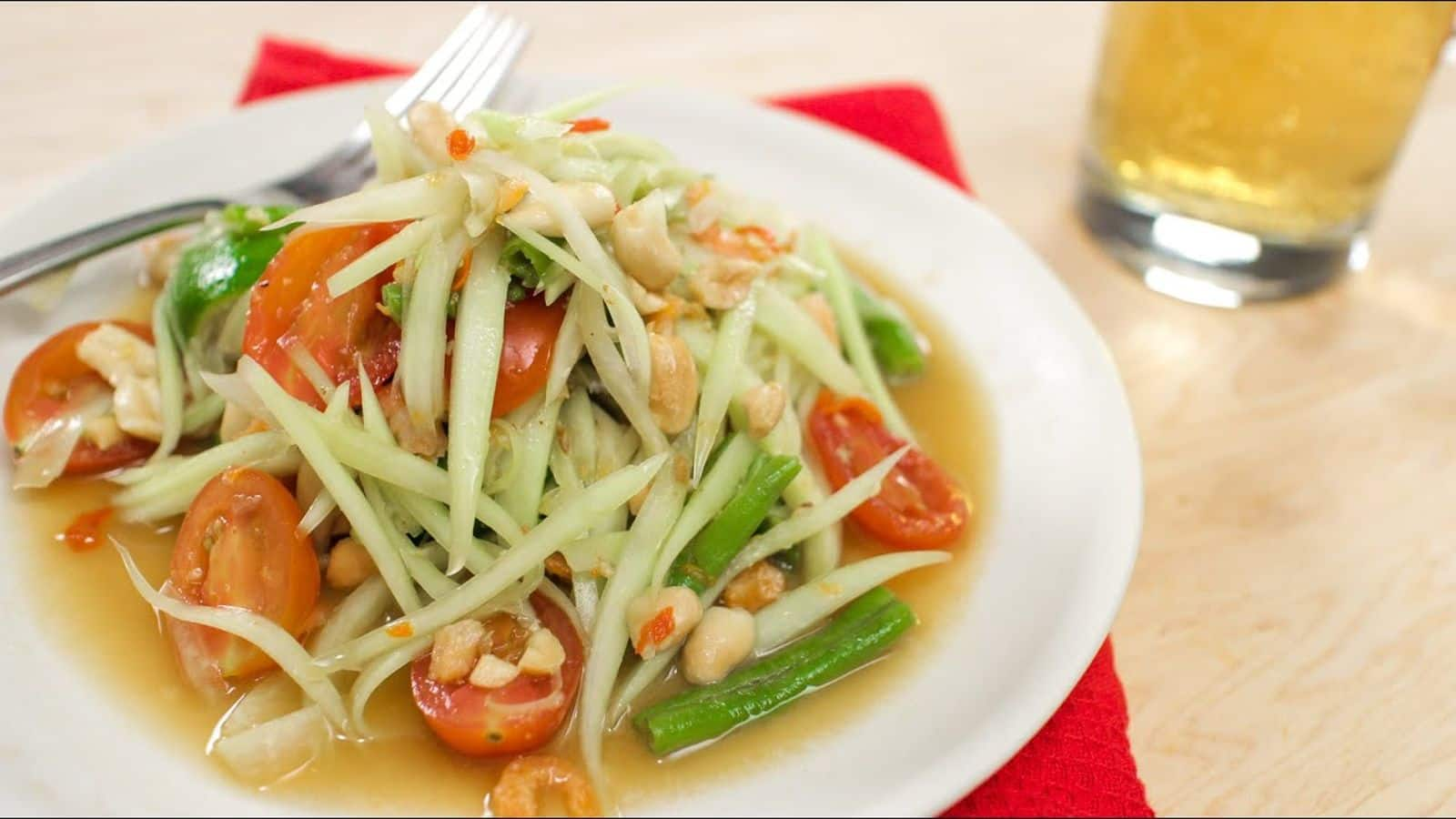 ส้มตำไทยหัวหอมพริกน้ำจิ้ม วิธีทำอาหารมังสวิรัติแบบง่ายๆ