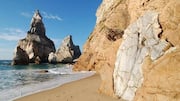 ชายหาดเงียบสงบในโปรตุเกสสำหรับการพักผ่อน
