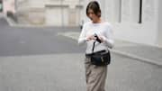 5 สไตล์แฟชั่นที่แมตช์กับเสื้อคอกลมเรือได้อย่างลงตัว