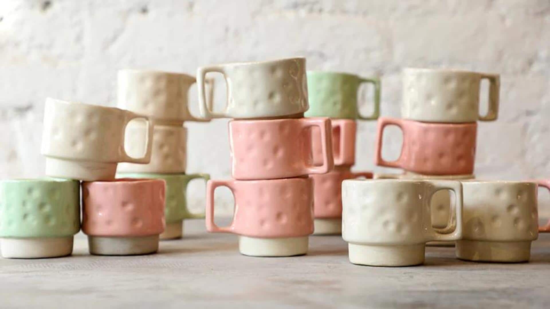 วิธีบรรเทาความตึงเครียดที่คอด้วยถ้วยเซรามิกที่แช่เย็น