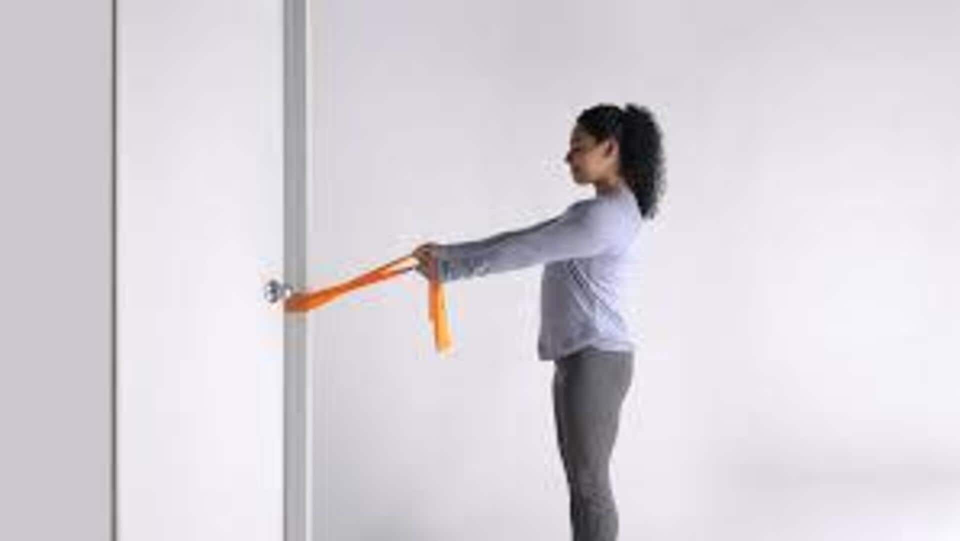 ท่ายืดหลังส่วนบนด้วยกรอบประตู บรรเทาความตึงเครียดง่าย ๆ