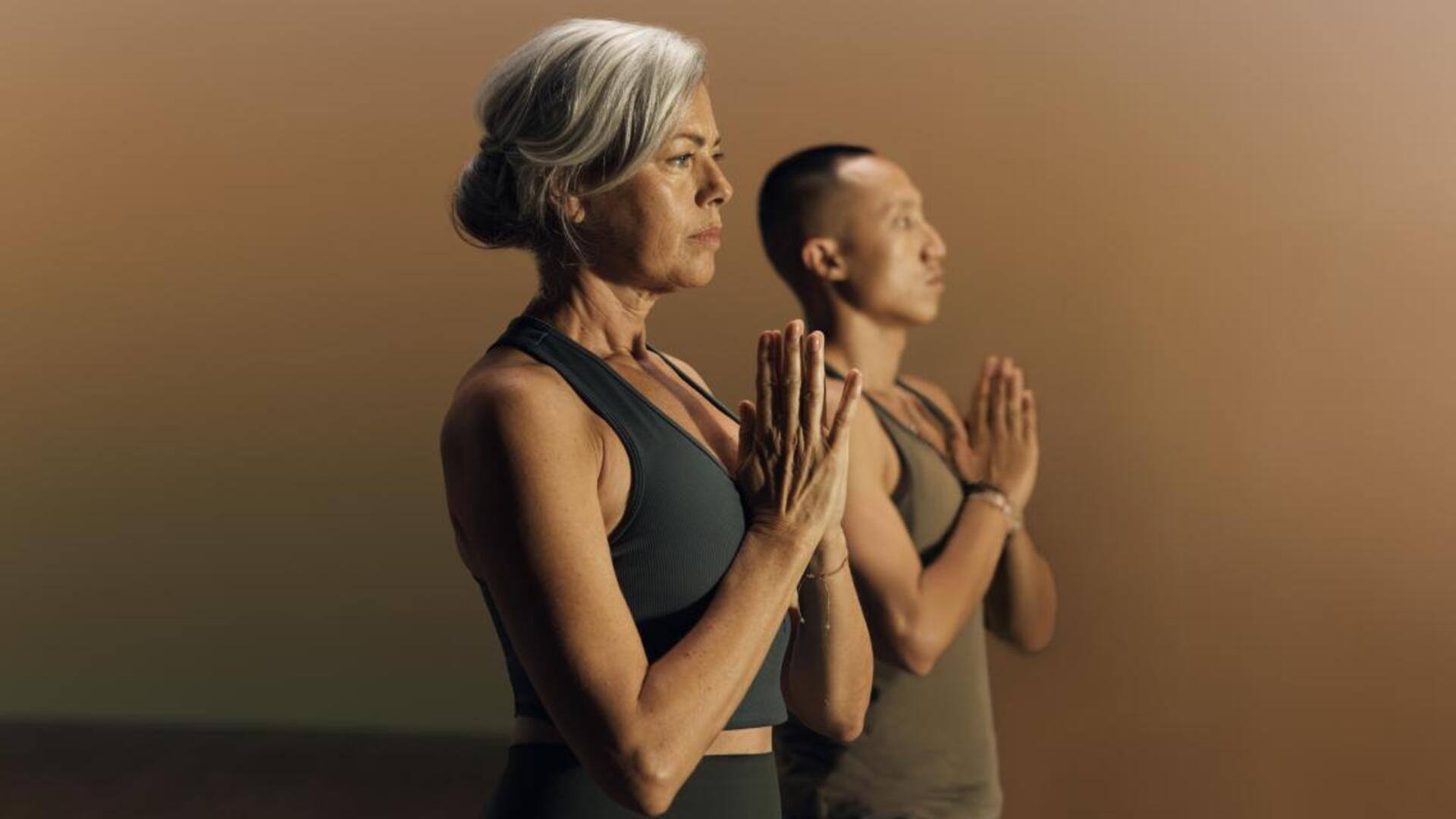 ประโยชน์จากการตบมือเหนือศีรษะเมื่อคุณนั่ง