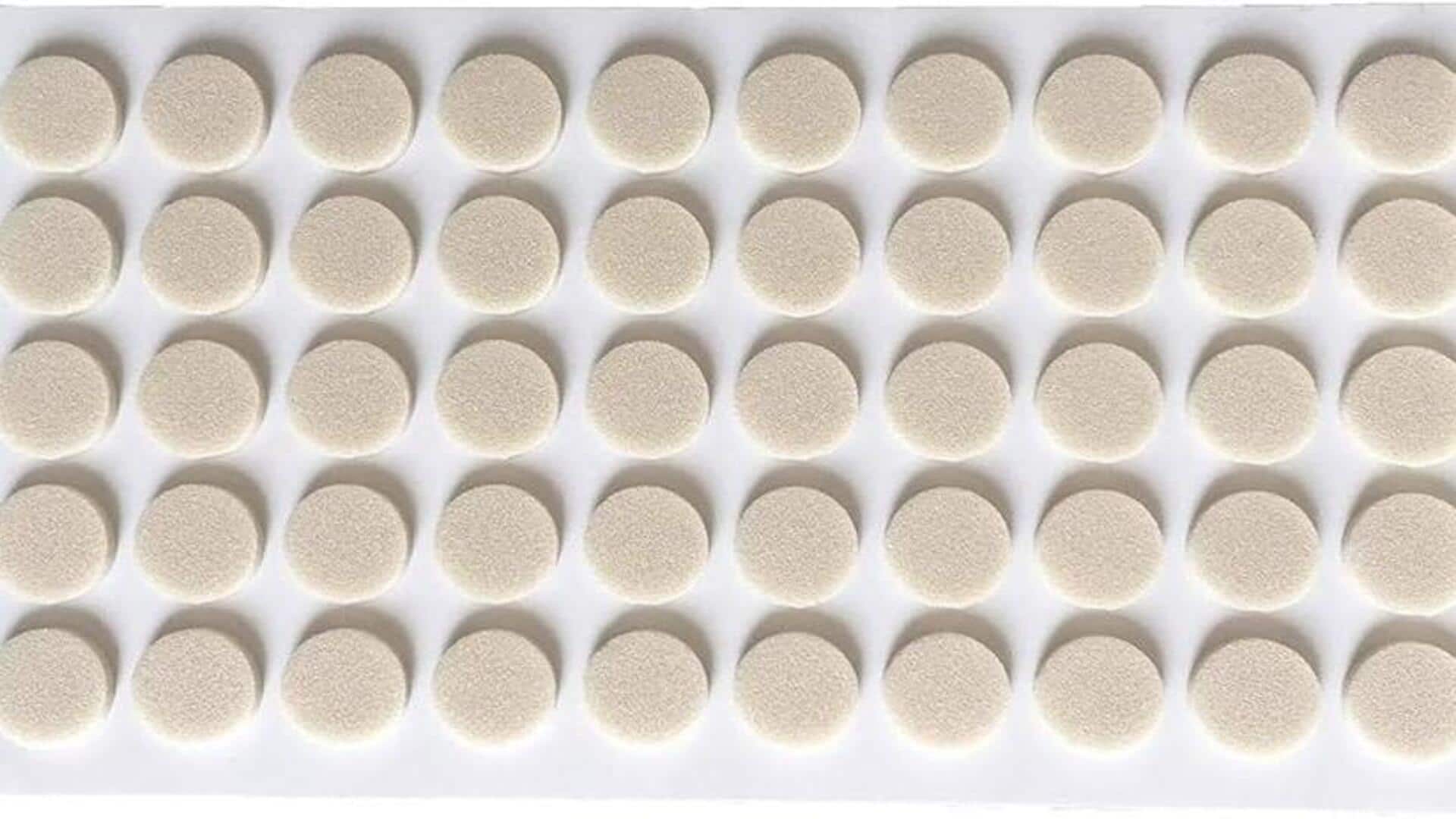 ใช้แผ่นรองสติ๊กเกอร์ฟองน้ำ เงียบเสียงประตูตู้ได้ง่ายๆ