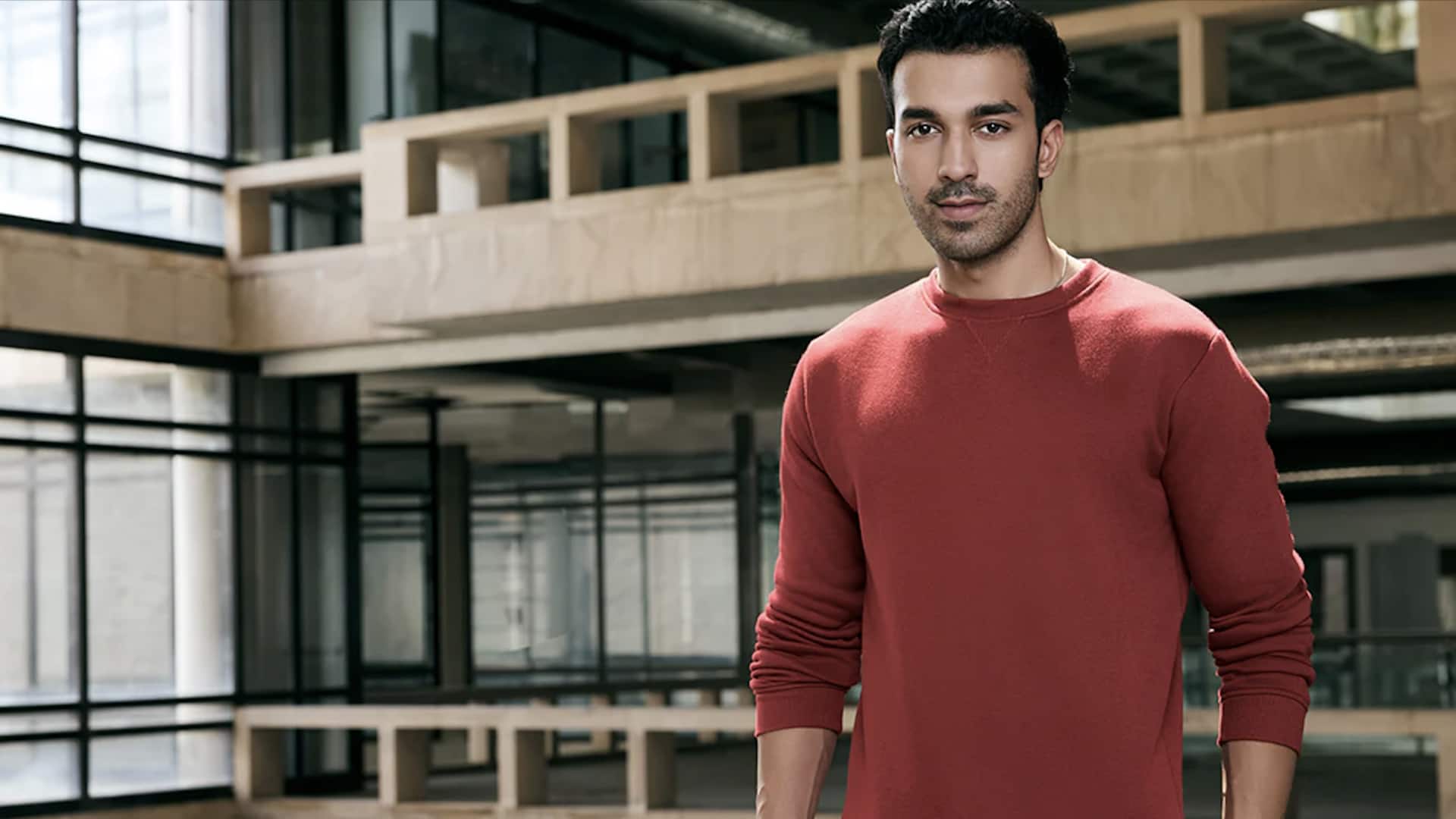 5 สไตล์ที่เข้ากันได้ดีกับเสื้อสเวตเชิ้ตทรงบ็อกซี่ 