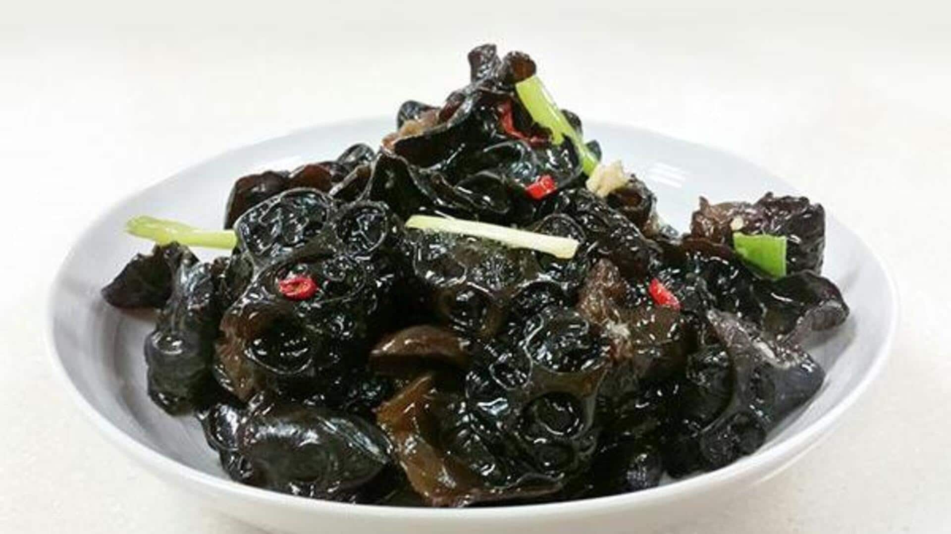 สลัดเห็ดหูหนูทรงเครื่องใส่สะระแหน่และข้าวคั่ว