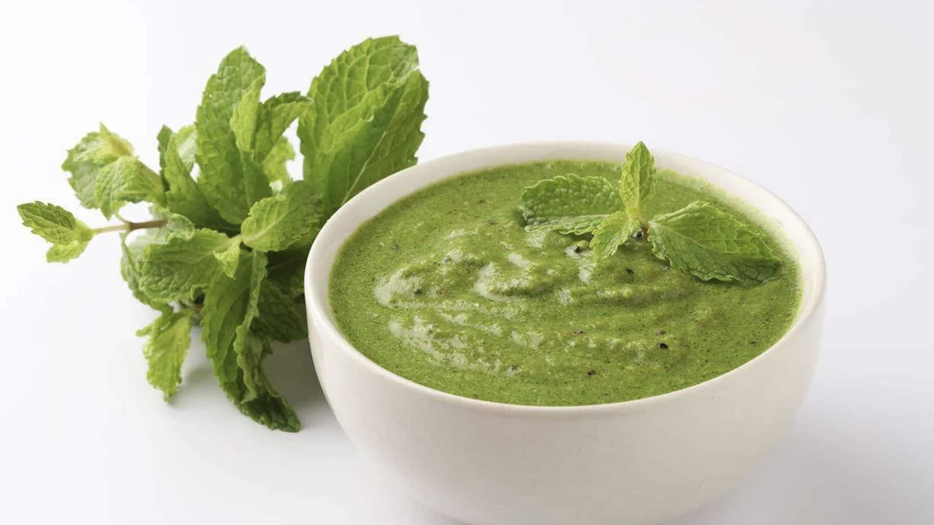 ธาลีพิทต้าอะโวคาโดดั้งเดิม เสิร์ฟคู่ชัทนีย์สะระแหน่