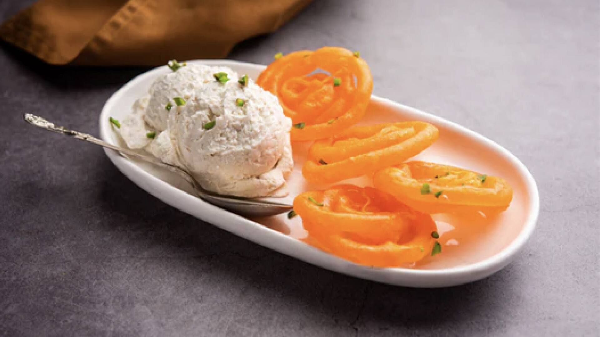 เติมกลิ่นหอมให้ขนมเจเลบีด้วยอัลมอนด์และหญ้าฝรั่น