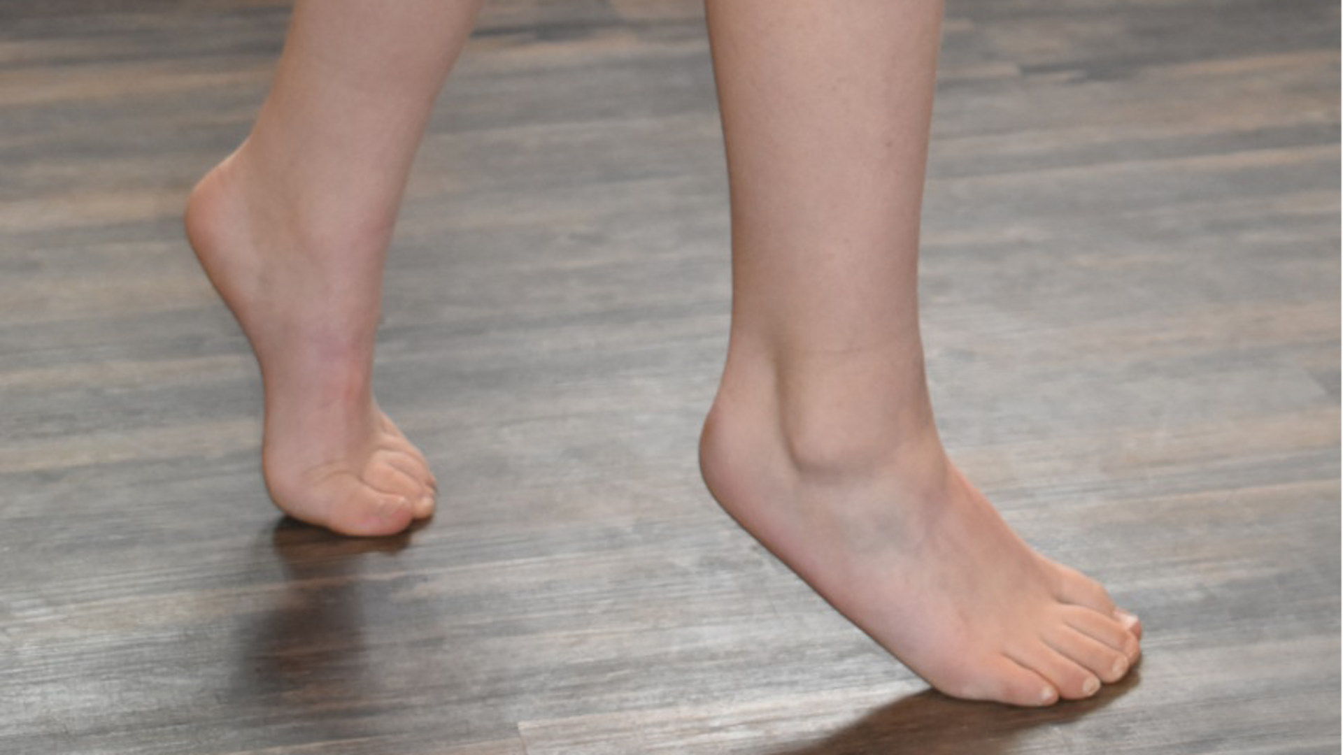 การเดินบนปลายเท้าเพื่อเสริมความแข็งแรงและสมดุลของเท้า