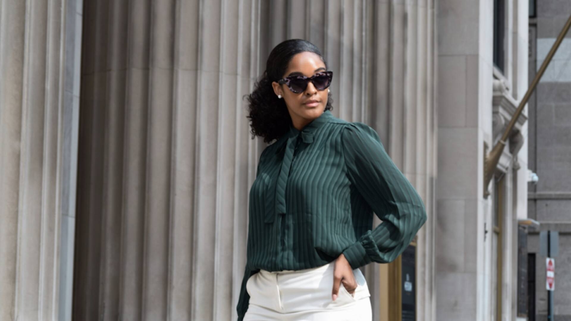 สไตล์เสื้อสเวตเตอร์แขนพองที่แมตช์กับกางเกงทรงเทเปอร์ได้ลงตัว