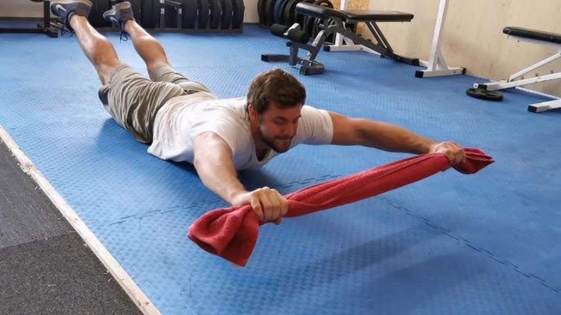 ท่าดึงผ้าขนหนู: ออกกำลังกายเสริมกล้ามเนื้อหลังส่วนบน