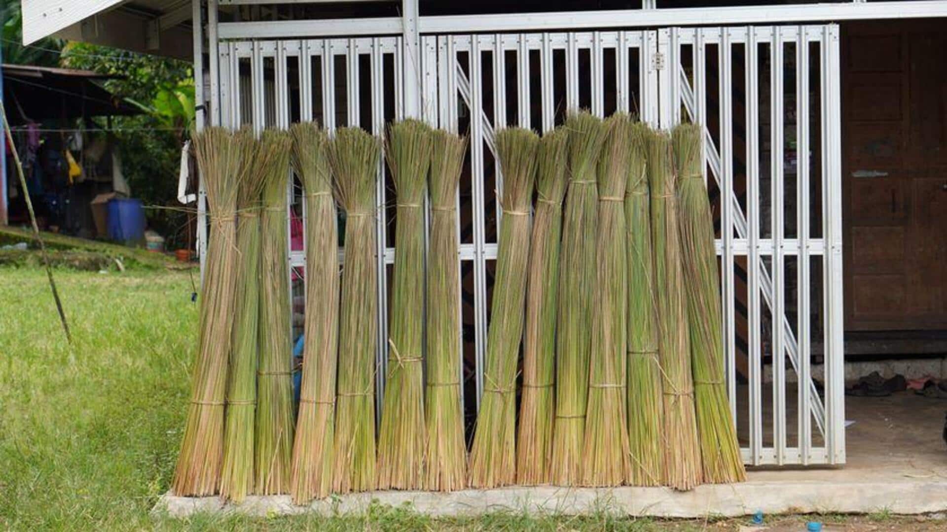 ทำไม้กวาดจากใบมะพร้าวที่ร่วงหล่น