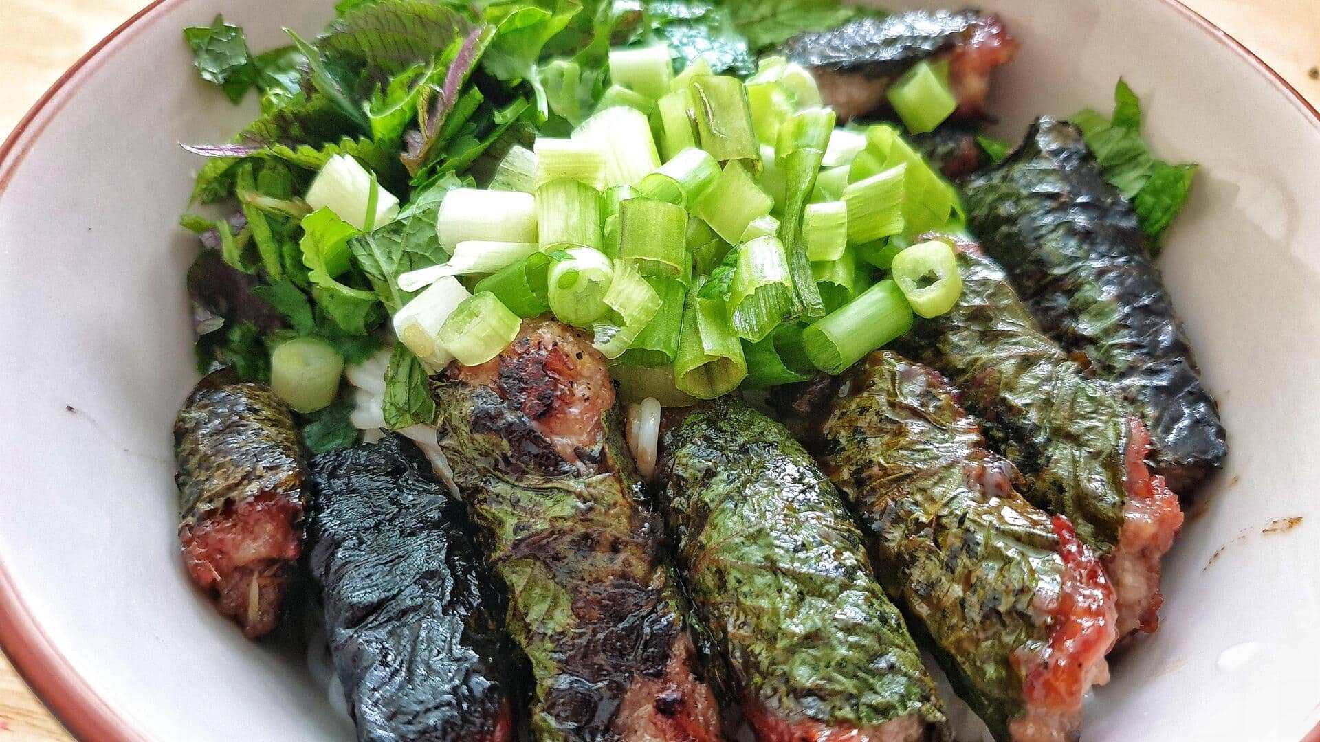 ข้าวห่อใบพลูป่า เมนูมังสวิรัติสุดสร้างสรรค์ที่เต็มไปด้วยสมุนไพร 