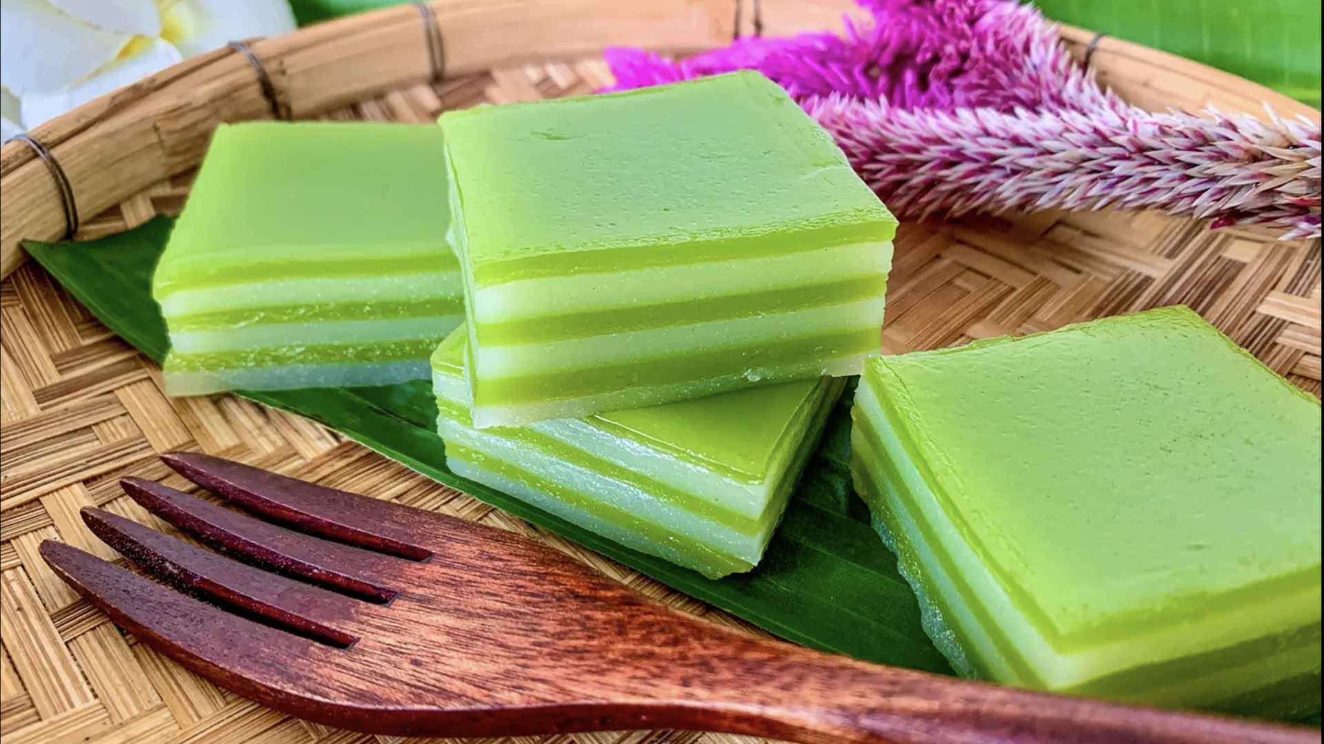 สูตรขนมมะพร้าวใบเตยชั้นนมข้นหวาน สูตรขนมมะพร้าวใบเตยชั้นนมข้นหวาน
