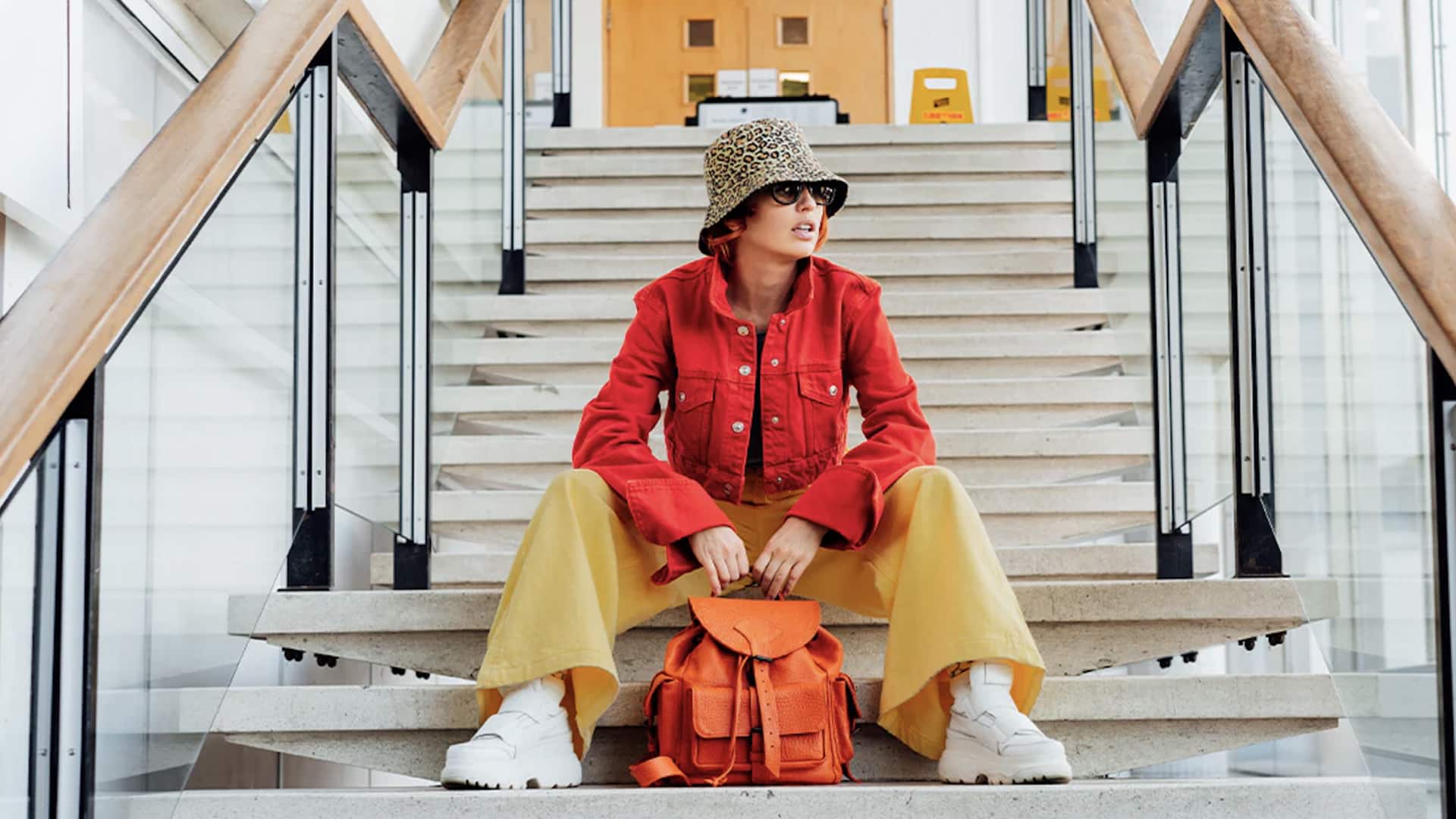 สไตล์การแต่งตัวที่แมทช์กับหมวกบัคเก็ตผ้าได้ลงตัว