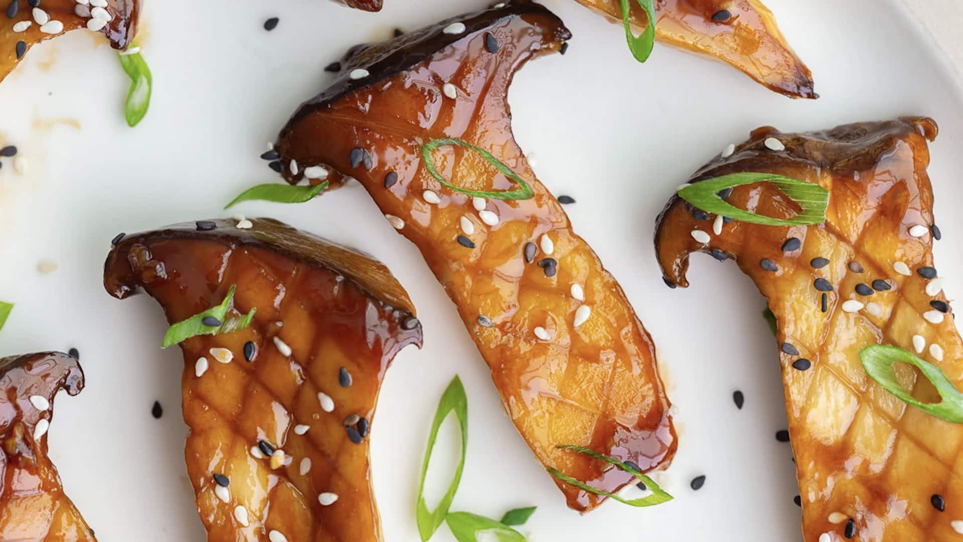 เมนูเห็ดออรินจิย่างรมควันกับน้ำจิ้มกระเทียมมะนาว 