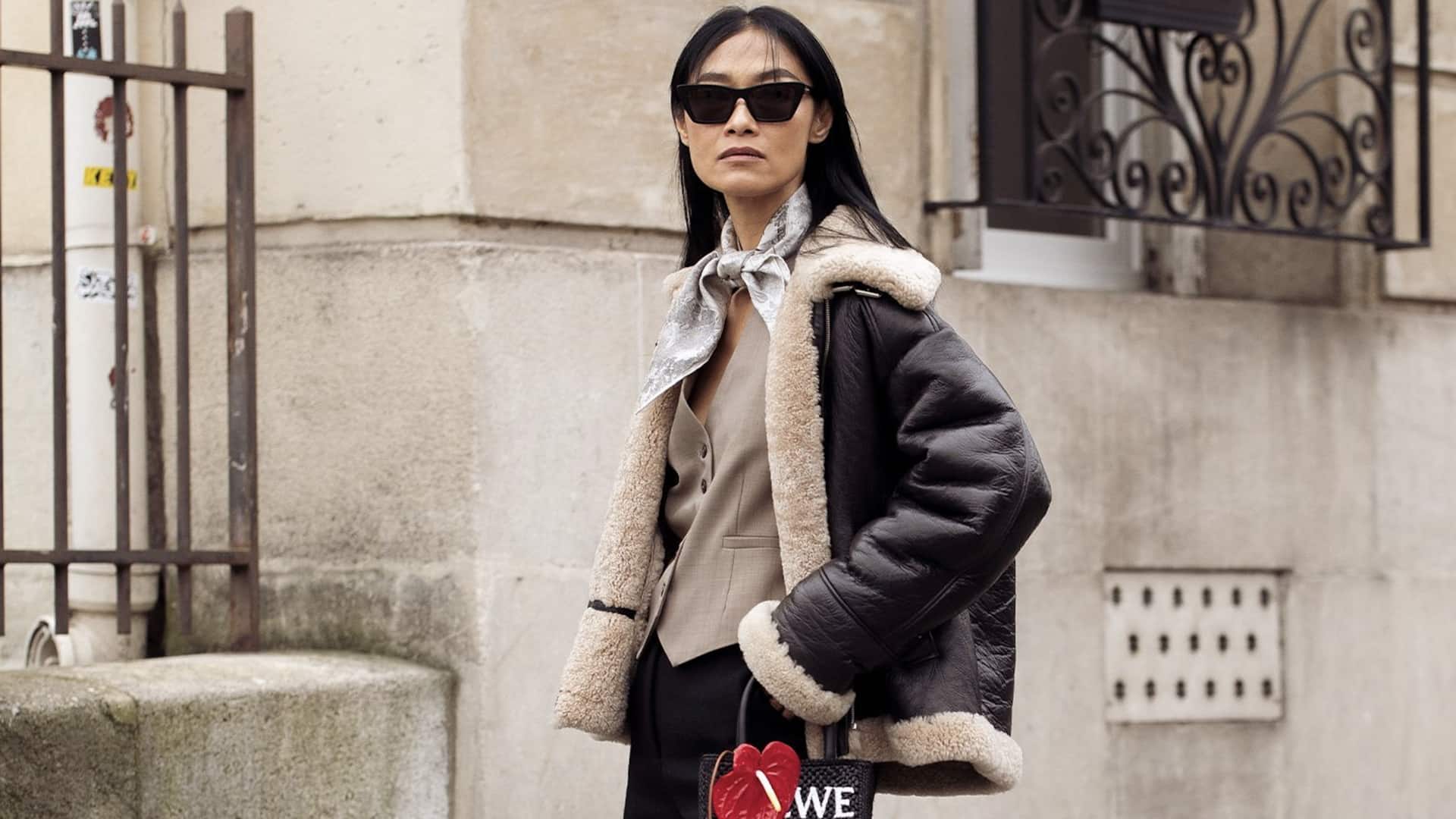 5 สไตล์แมตช์ผ้าพันคอลายเพสลีย์ให้ดูดีแบบมีเอกลักษณ์