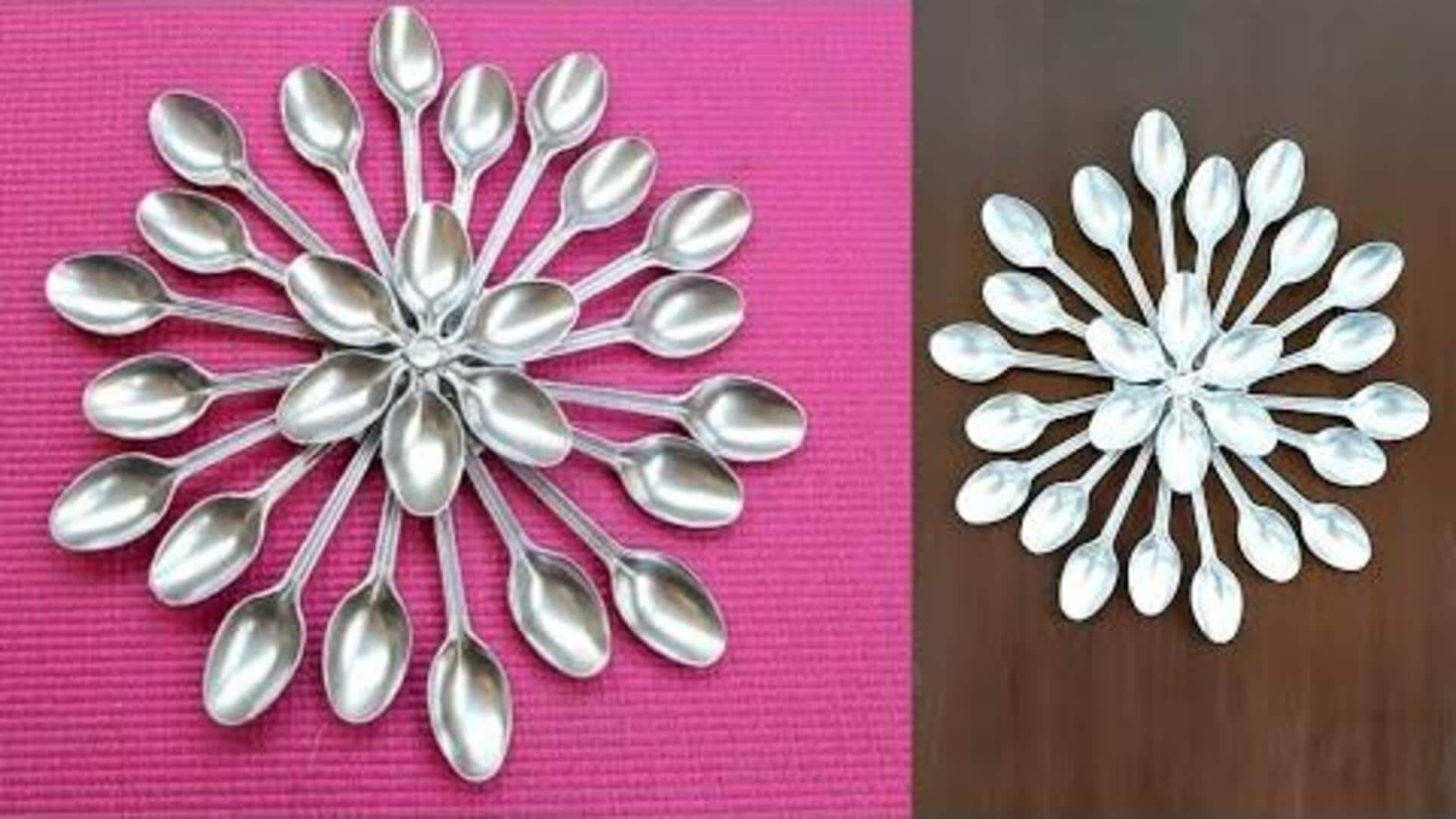 ช้อนพลาสติกเปลี่ยนเป็นงานศิลปะติดผนังสุดเก๋