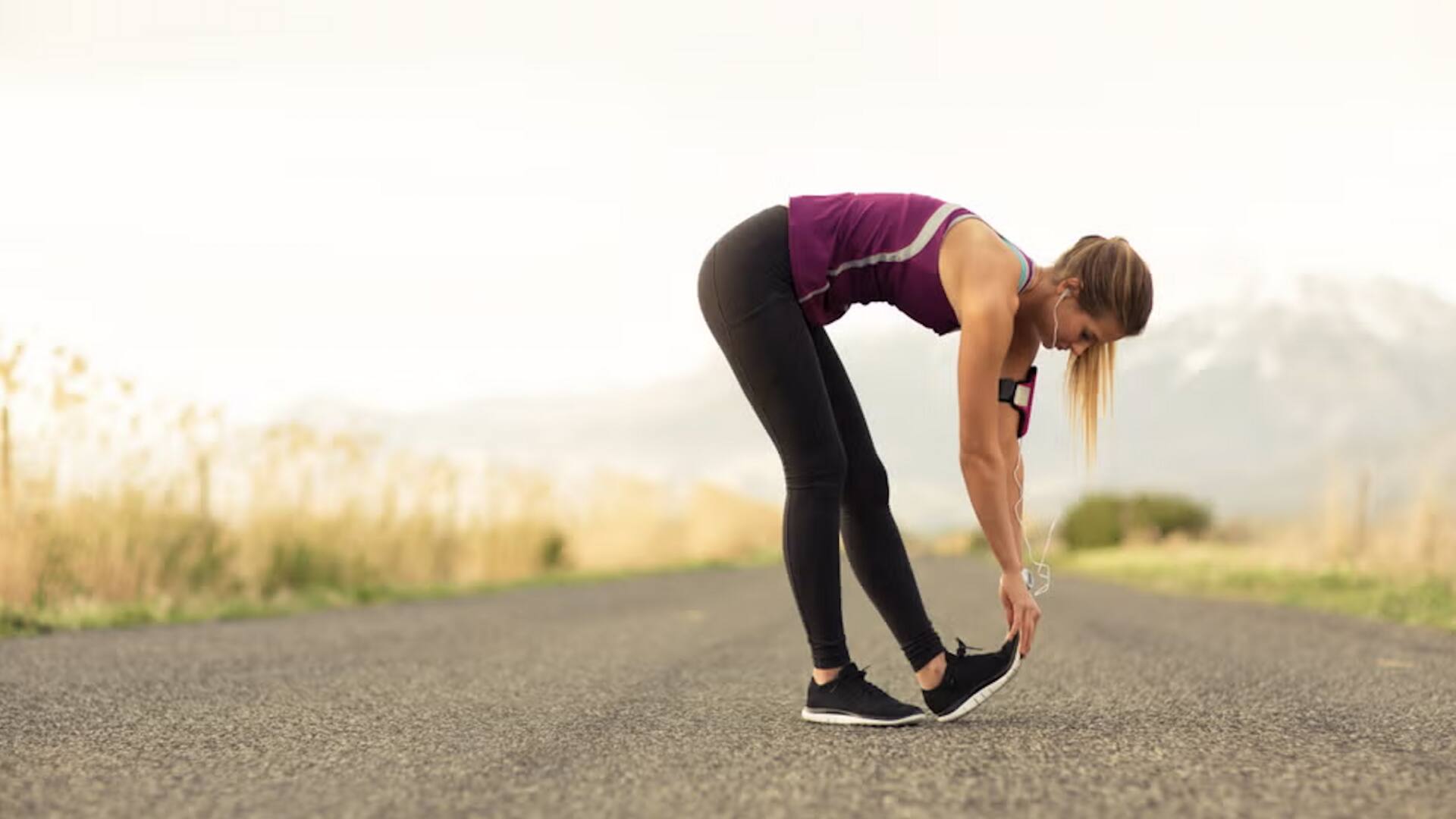 เพิ่มความยืดหยุ่นขา ด้วยท่ายืดกล้ามเนื้อหลังขาแบบนอนหงาย