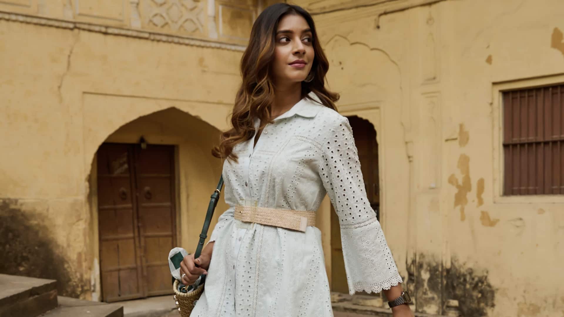 5 สไตล์กางเกงที่แมตช์กับเสื้อคลุมยาวลายพื้นเมืองอย่างลงตัว