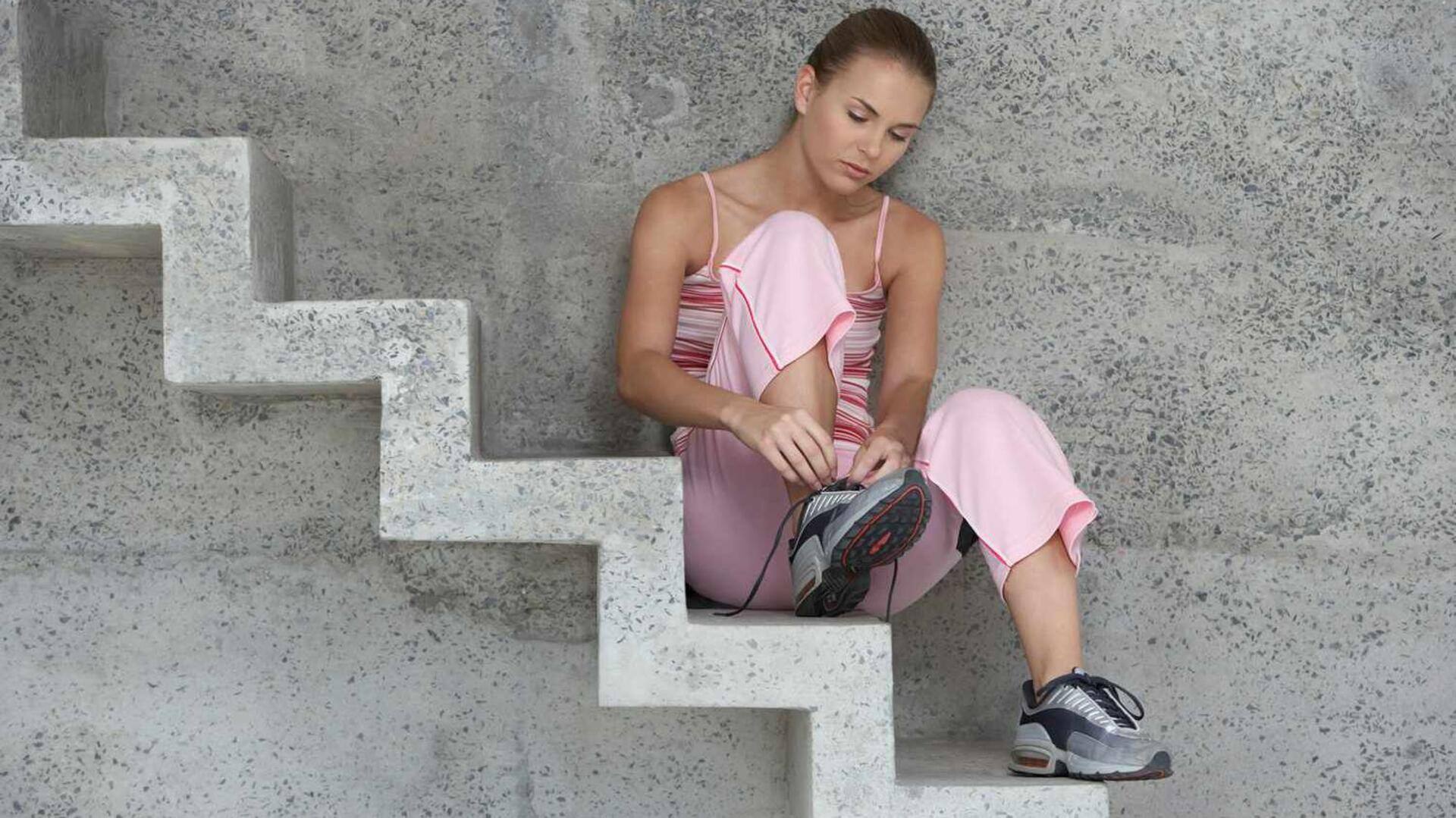 5 ท่าบริหารบนบันไดเพื่อคลายความตึงที่ไหล่