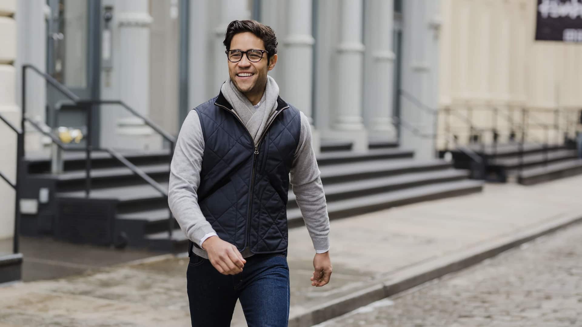 5 สไตล์แฟชั่นที่เข้ากับเสื้อคลุมแขนกุดเนื้อบาง