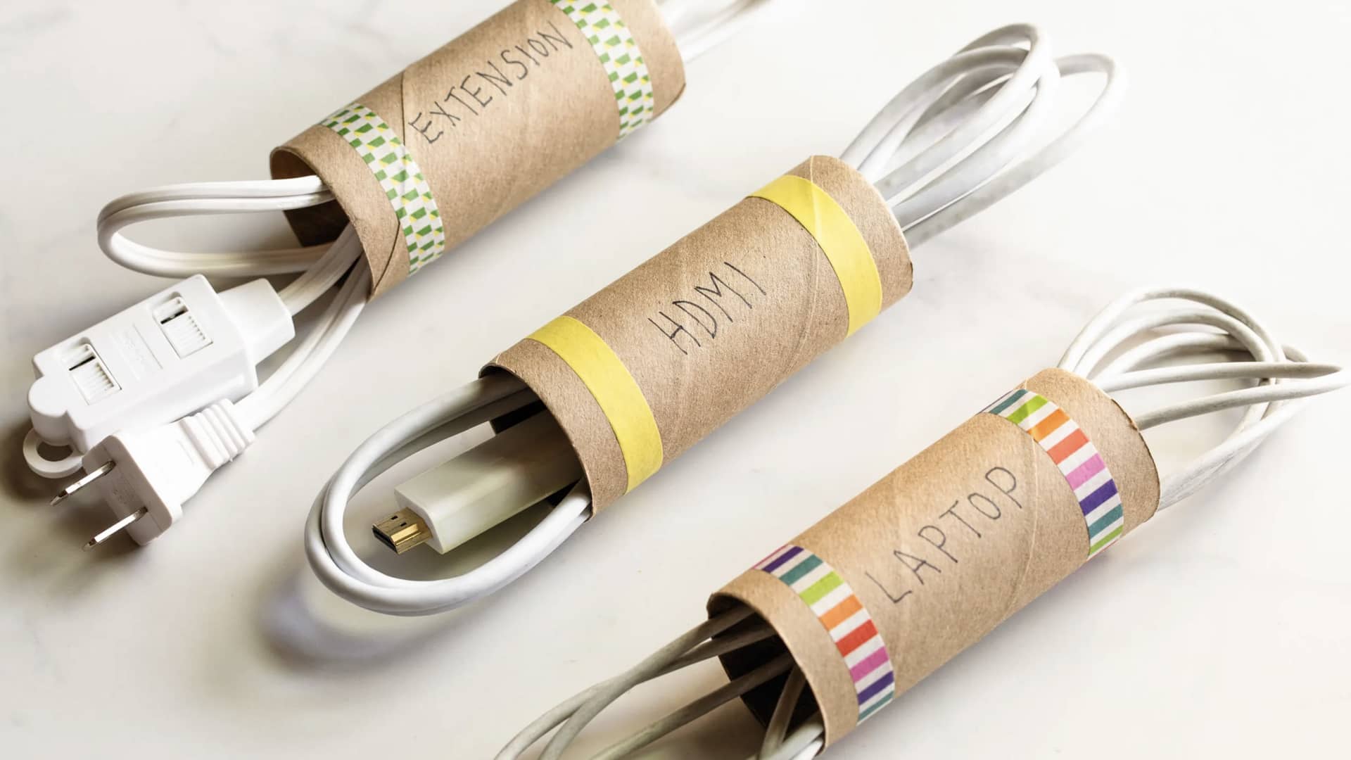 รีไซเคิลหลอดกระดาษชำระเป็นที่เก็บสายไฟแบบประหยัด