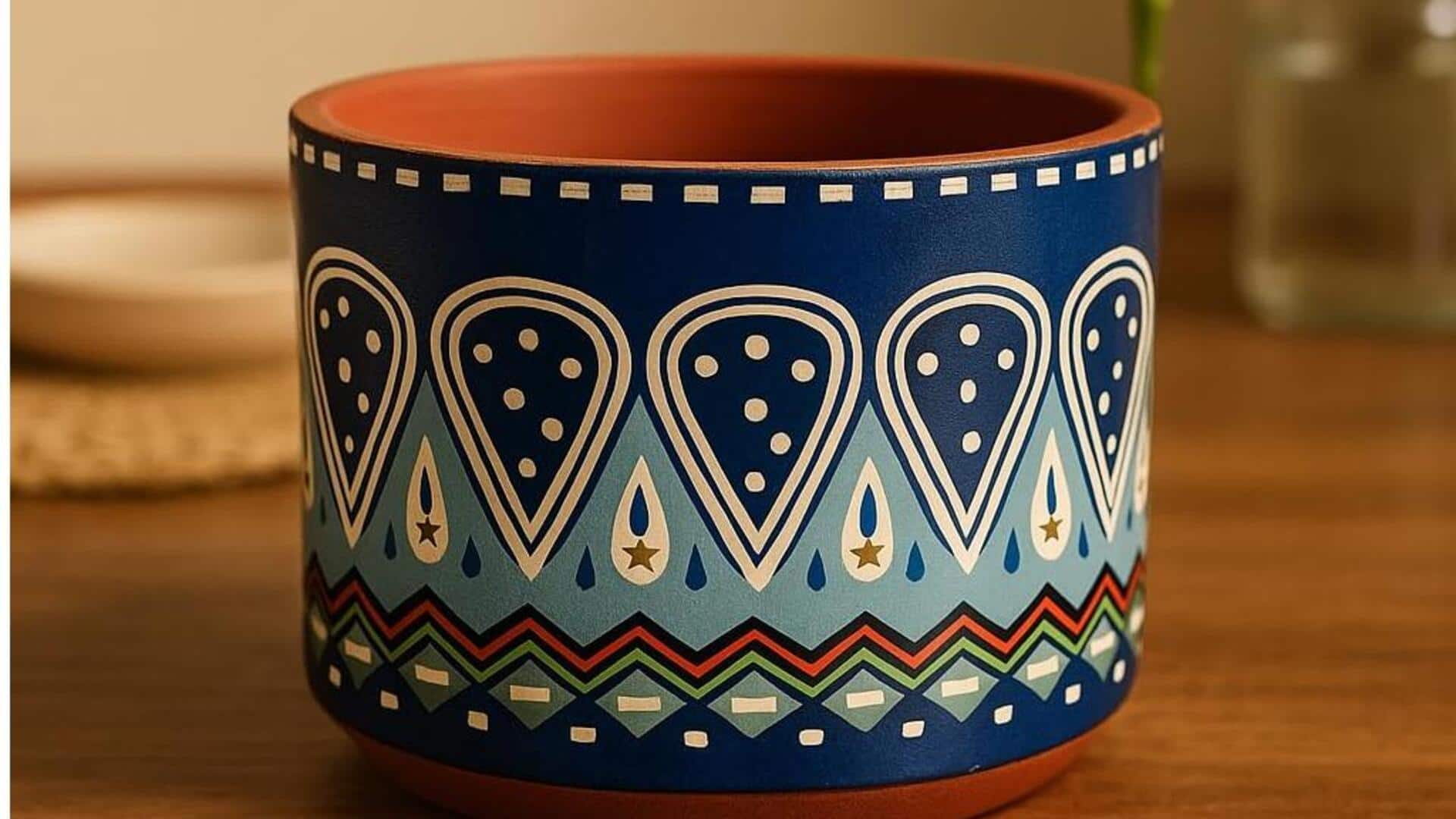 เปลี่ยนกระถางดินเผาธรรมดาให้สดใสด้วยสีสัน 