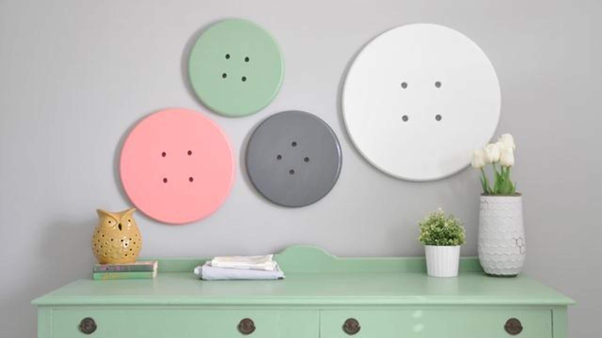 งานศิลปะ DIY บนผนังจากกระดุมในชีวิตประจำวัน