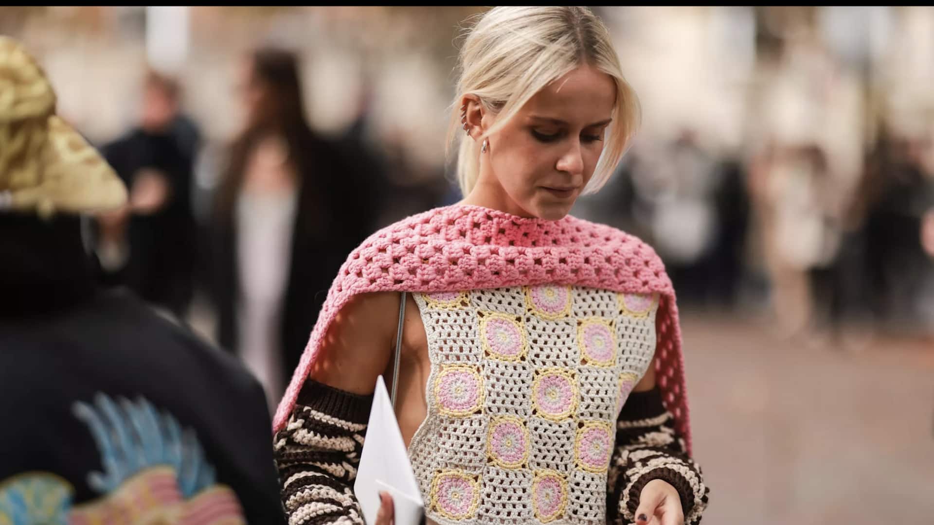 5 สไตล์แฟชั่นที่แมตช์กับชุดโครเชต์ถักได้ลงตัว