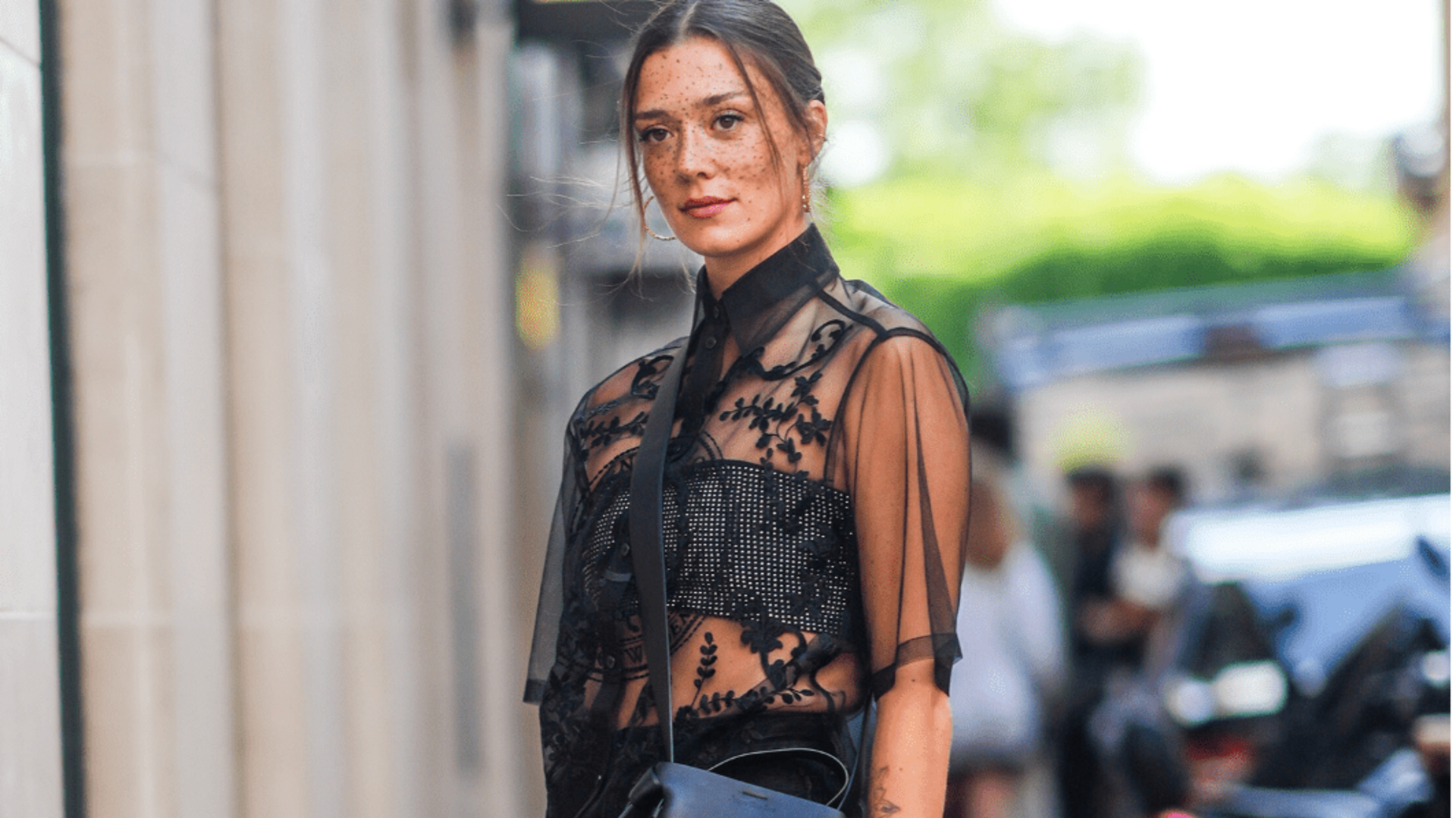 5 สไตล์แฟชั่นที่แมตช์ได้ลงตัวกับเสื้อคลุมโปร่งใส