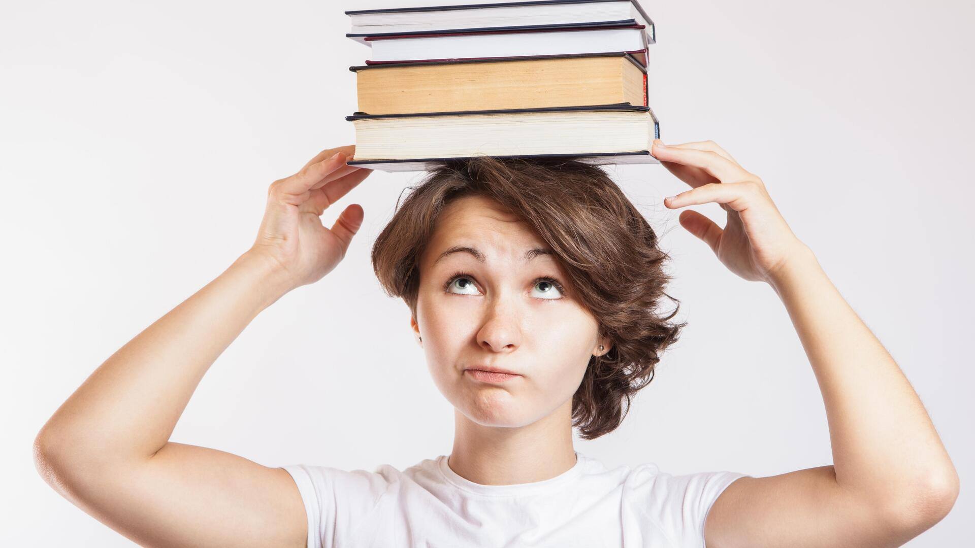 ปรับปรุงท่าทางให้ดีขึ้นด้วยการฝึกสมดุลจากการวางหนังสือซ้อน