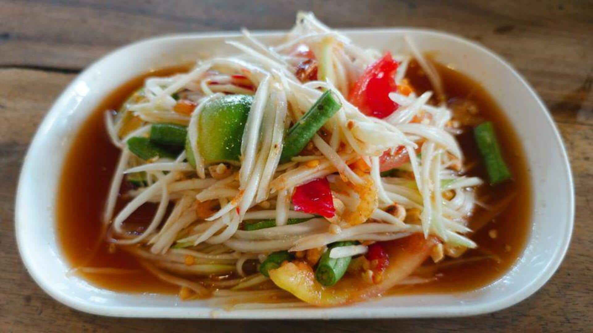สลัดมะละกอและน้ำจิ้มถั่ว: ของว่างกลางวันกรอบอร่อย