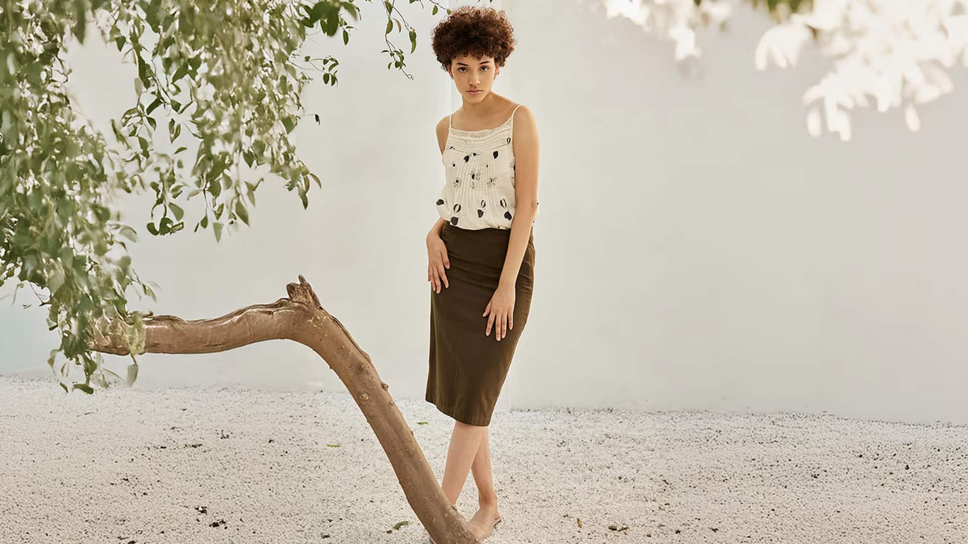 5 สไตล์เสื้อแขนพองที่เข้ากับกระโปรงดินสออย่างลงตัว