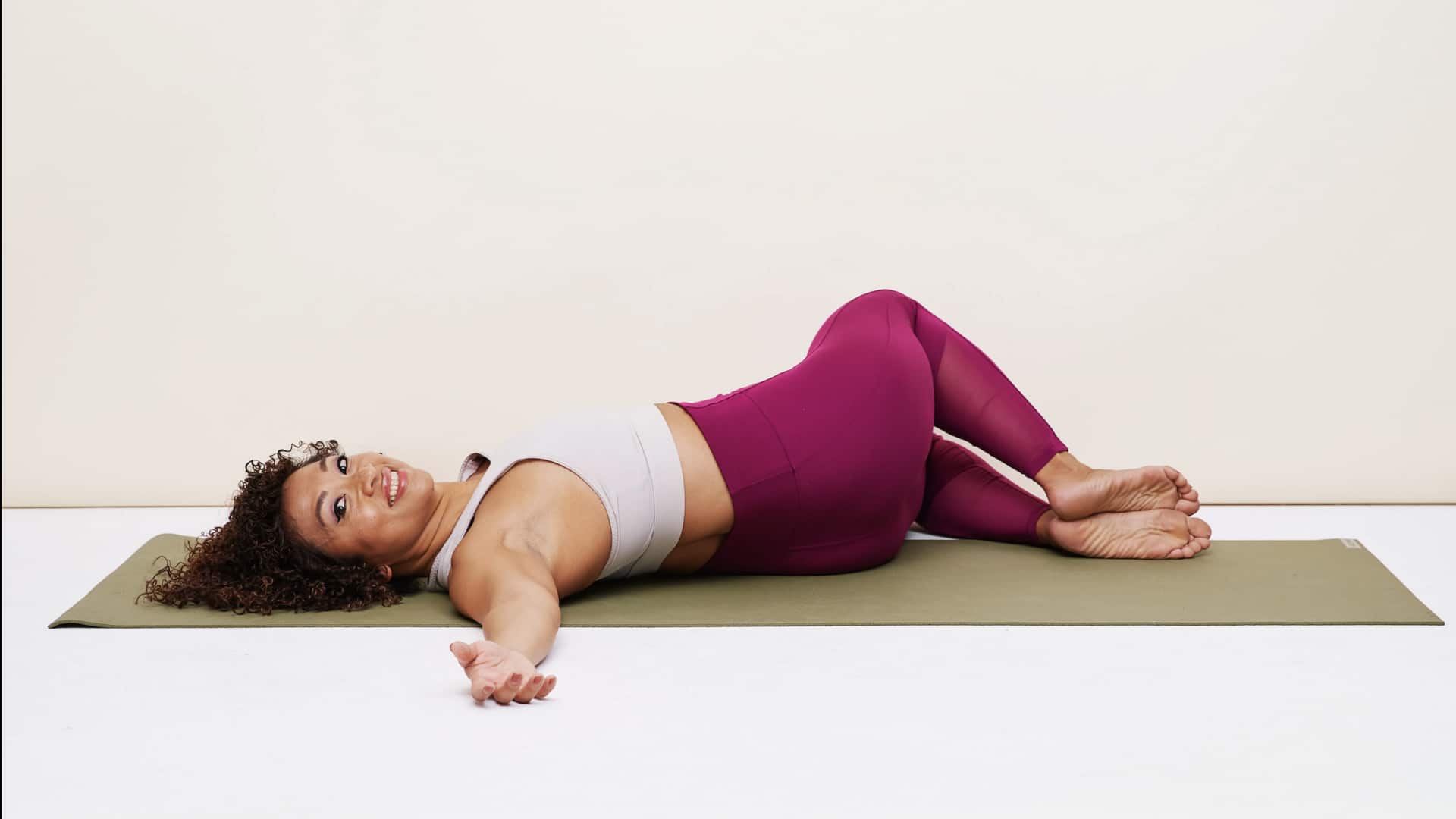 เพิ่มความคล่องตัวขาด้วยท่ายืนแตะนิ้วเท้า ทำง่ายทุกวัน