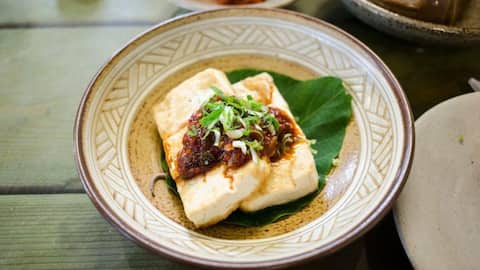 เต้าหู้ปาปริก้าเผ็ดรมควันกับสับปะรดย่าง: โปรตีนที่ลงตัว