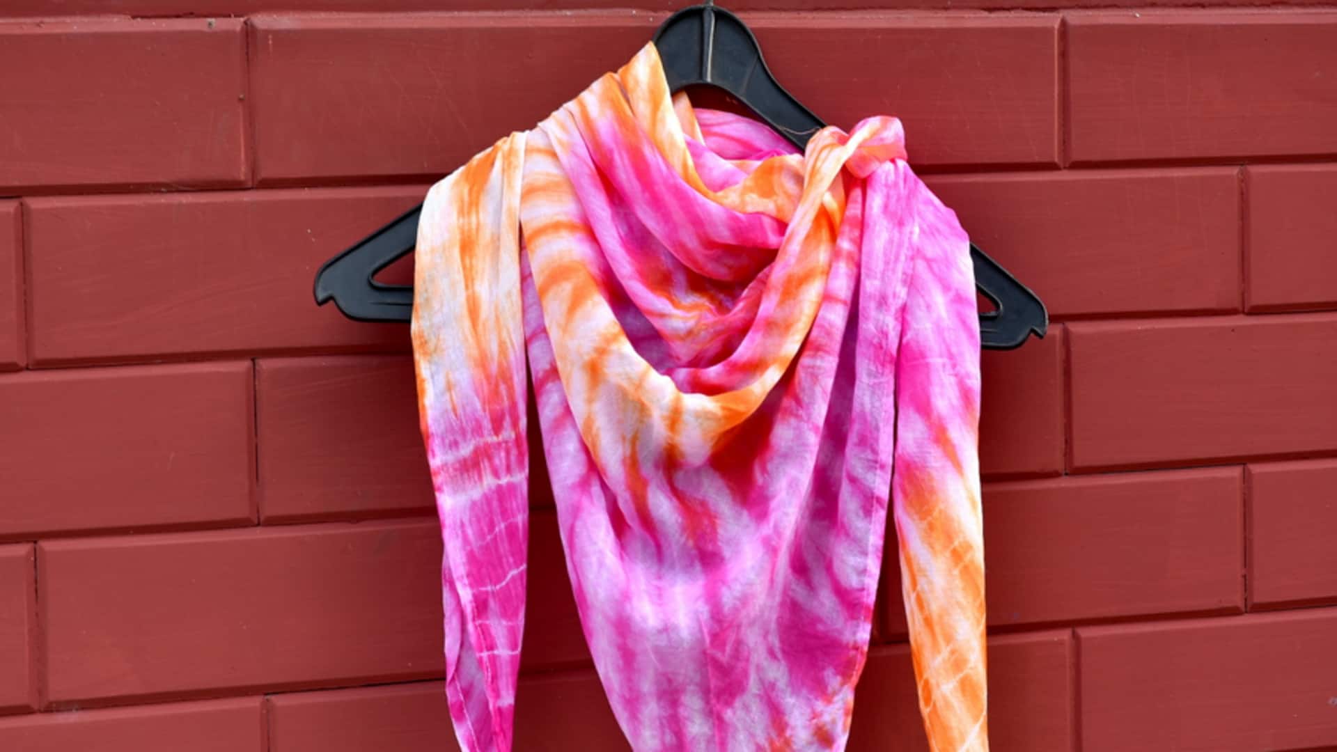 5 ลุคสุดชิคที่แมตช์กับผ้าพันคอไทด์ดายได้อย่างลงตัว 