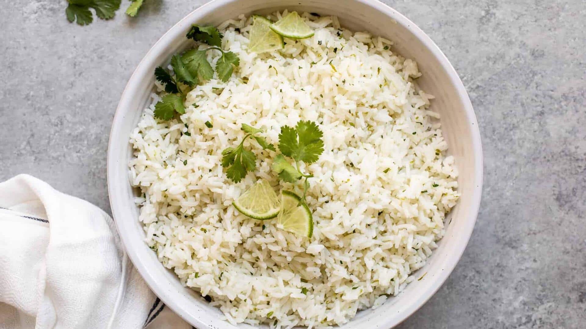 ข้าวหอมมะลิใบมะกรูดเสิร์ฟพร้อมซอสพริกปาปาย่าแซ่บ ข้าวหอมมะลิใบมะกรูดเสิร์ฟพร้อมซอสพริกปาปาย่าแซ่บ