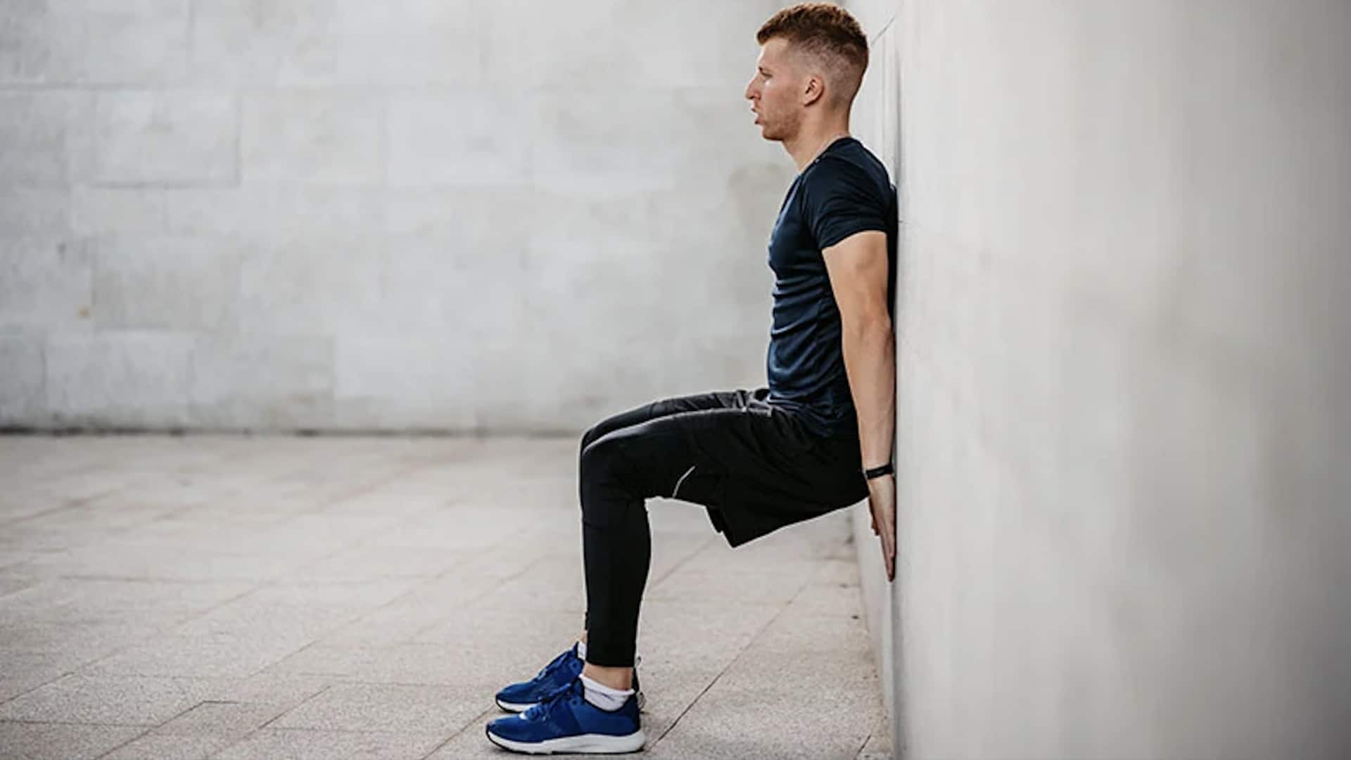 ประโยชน์ของการนั่งพิงผนังที่หลายคนมองข้าม