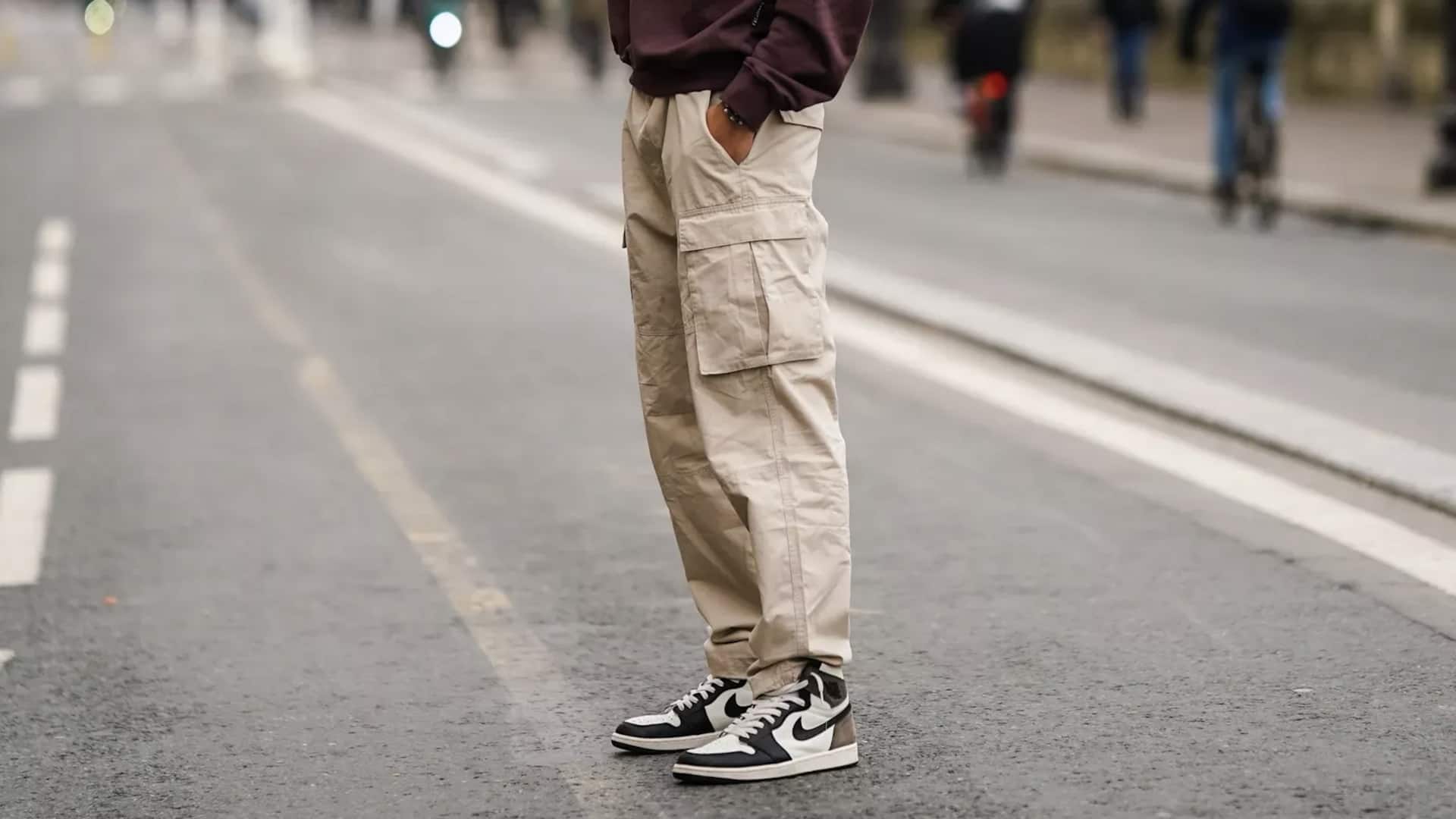 5 แบบเสื้อยืดมัดย้อมที่แมตช์กับกางเกงคาร์โก้ได้ลงตัว