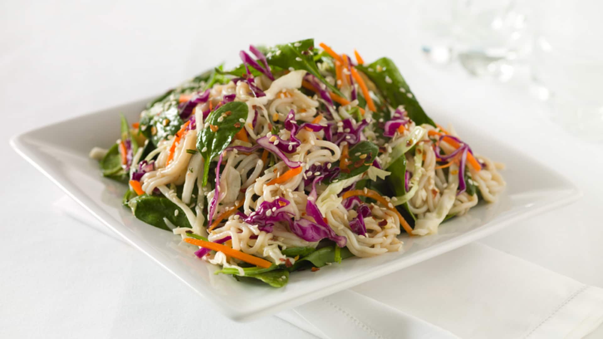 สลัดเส้นบุกขิงงาเผ็ดเบา ๆ สดชื่นทุกคำ 