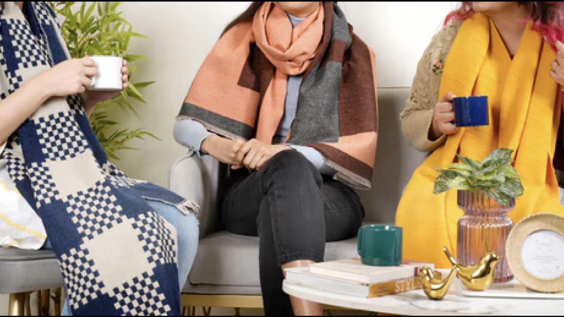 5 สไตล์เครื่องประดับที่แมตช์กับผ้าคลุมไหมพรมได้อย่างลงตัว