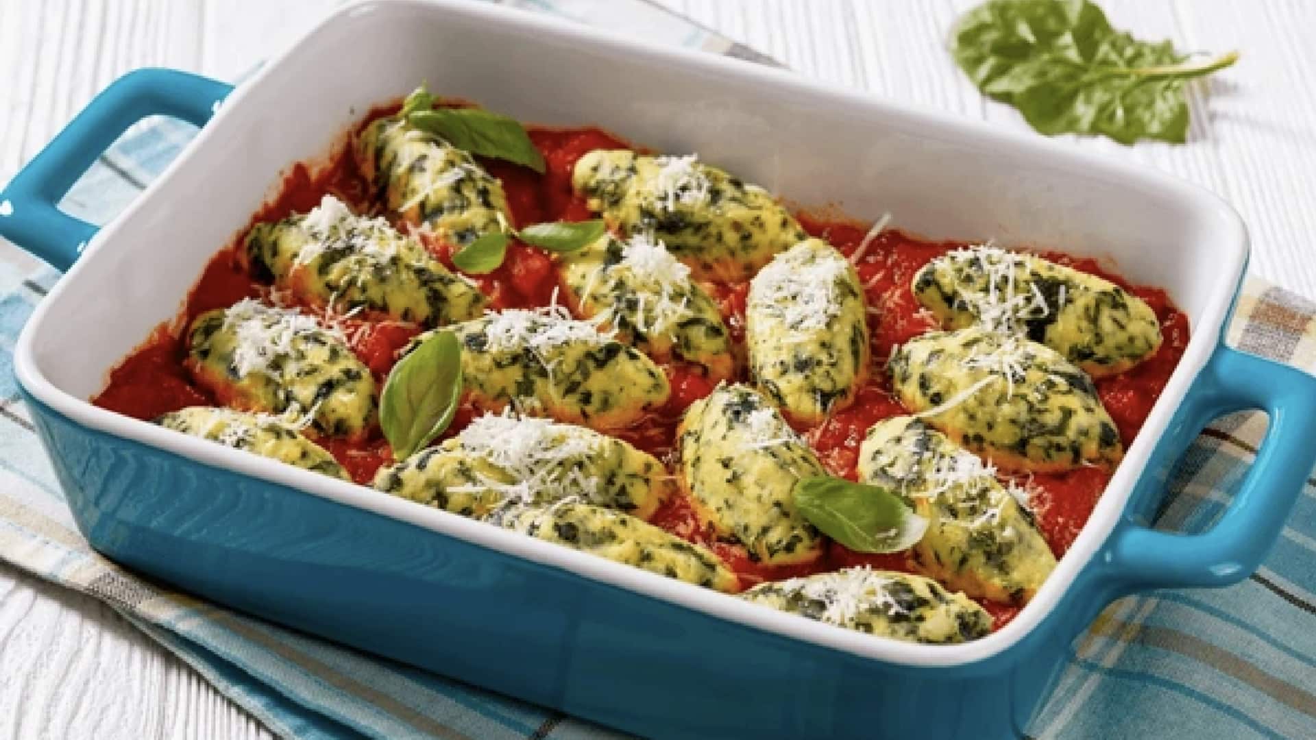 เกี๊ยวชีสผักโขมในซอสมะเขือเทศสมุนไพร