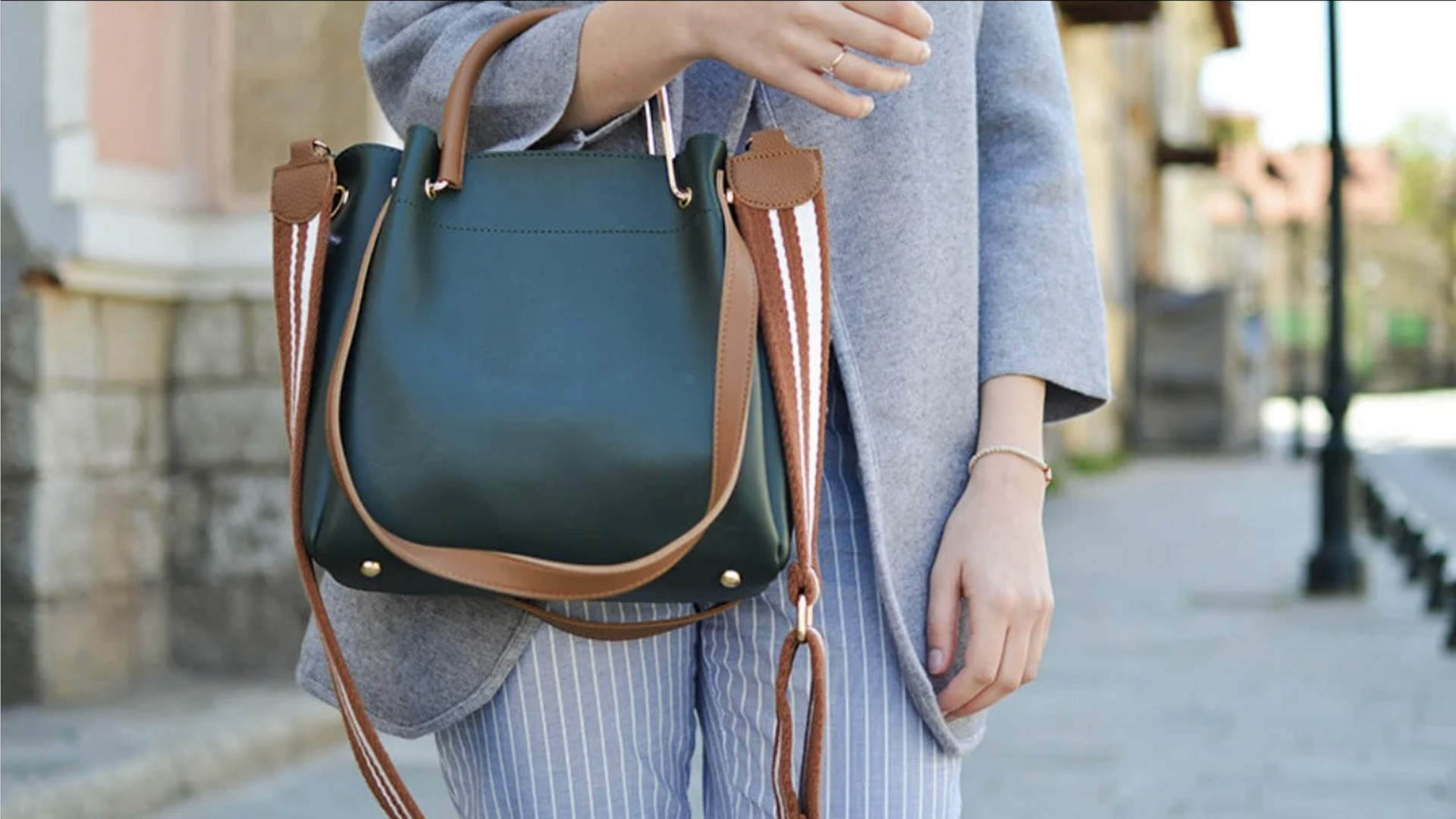 5 สไตล์แมตช์ลงตัวกับกระเป๋าสะพายหนัง