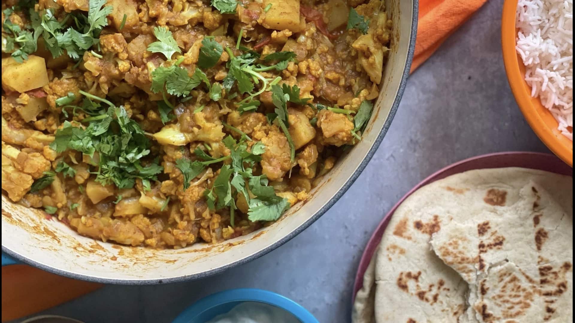 แกงฟักทอง มันฝรั่ง และกะหล่ำดอก รสซินนามอนหอมกลมกล่อม