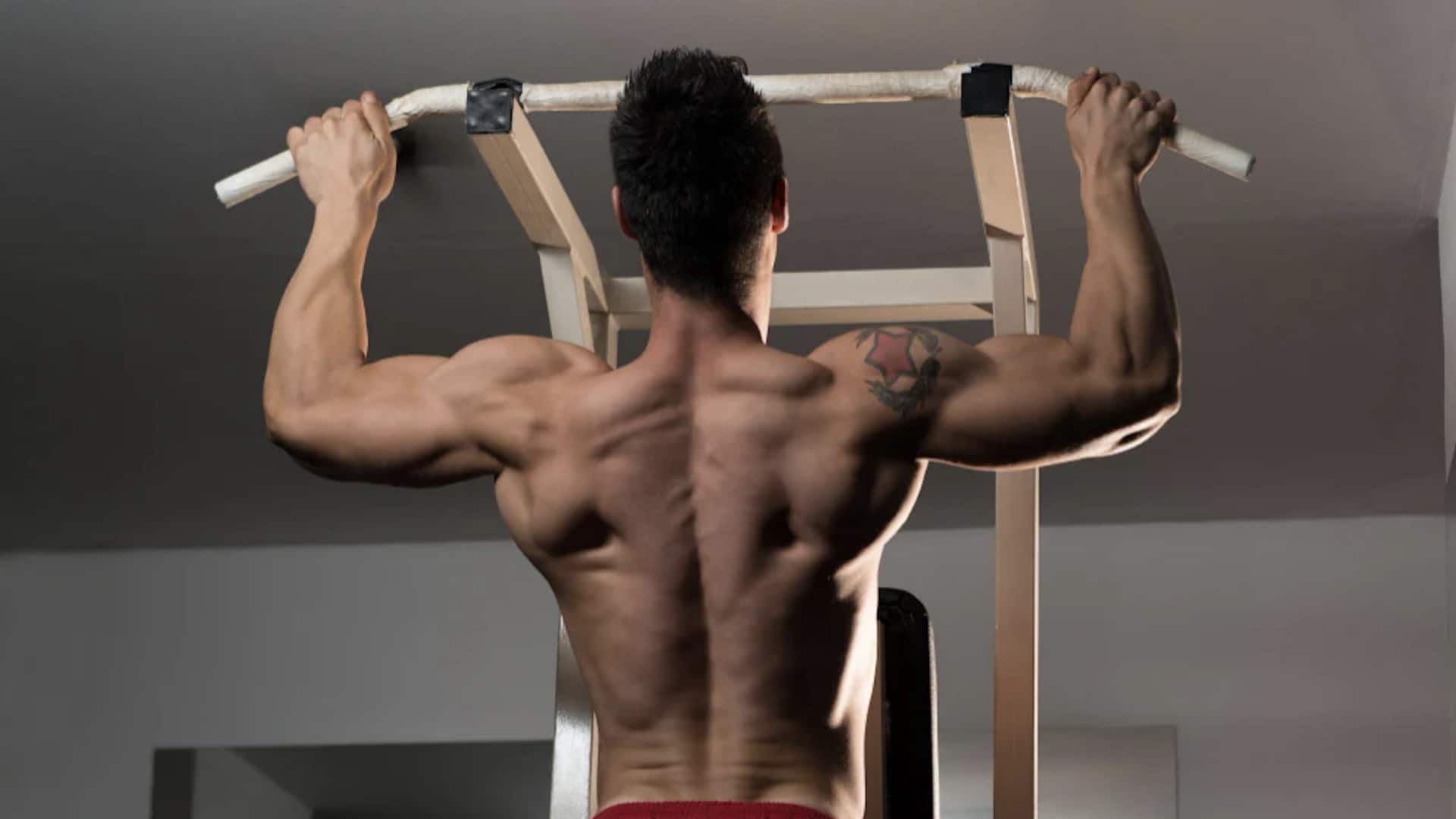 ออกกำลังกายดึงแขนตรงเพื่อกล้ามหลังแข็งแรงและท่าทางที่ดี