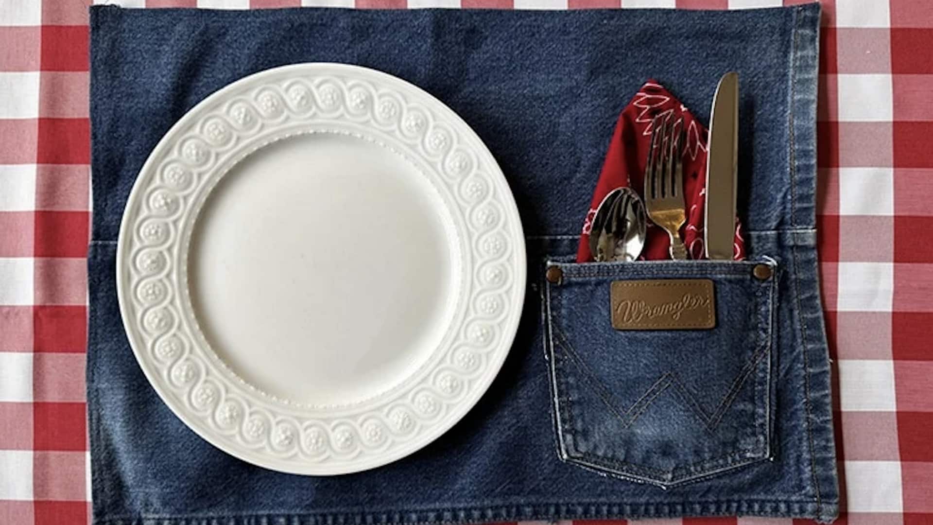 เปลี่ยนยีนส์เก่าเป็นที่รองจานสุดเก๋แบบประหยัด