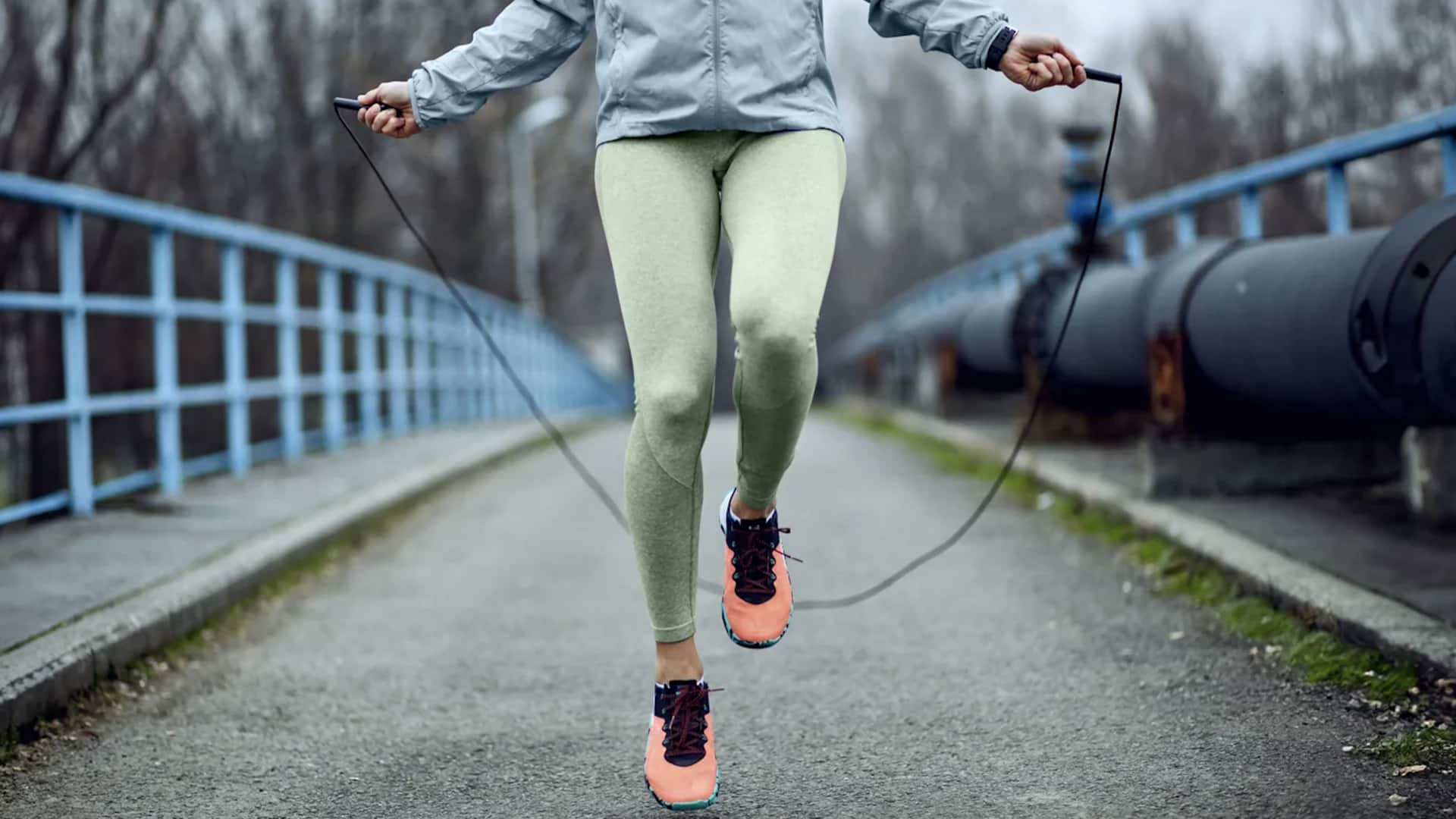 ออกกำลังกายกระโดดข้ามโดยไม่ใช้เชือกเพื่อสุขภาพที่ดี