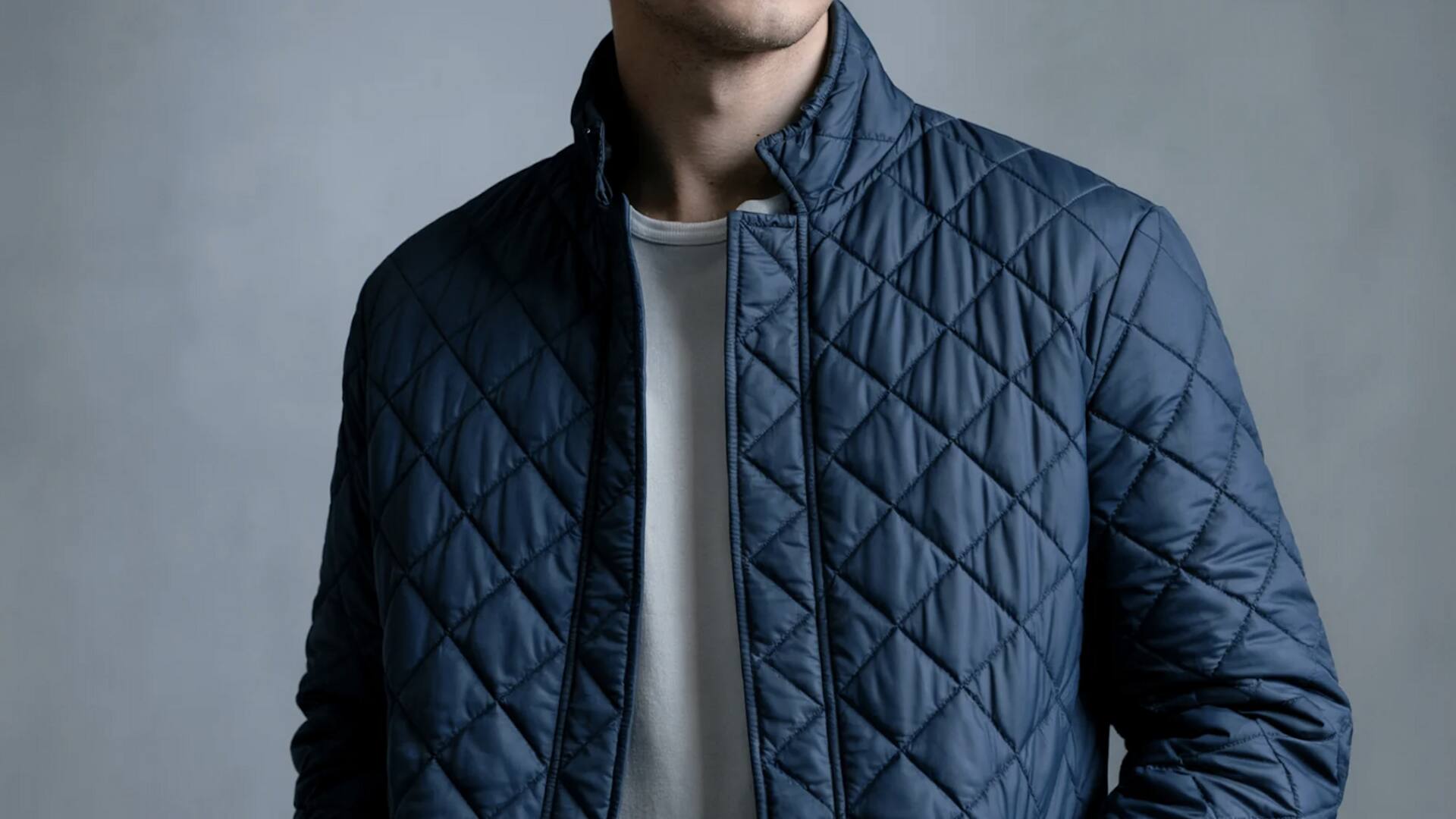 แจ็คเก็ตบอมเบอร์ควิลท์ แมตช์กับเดรสเจอร์ซีย์ได้ลงตัว