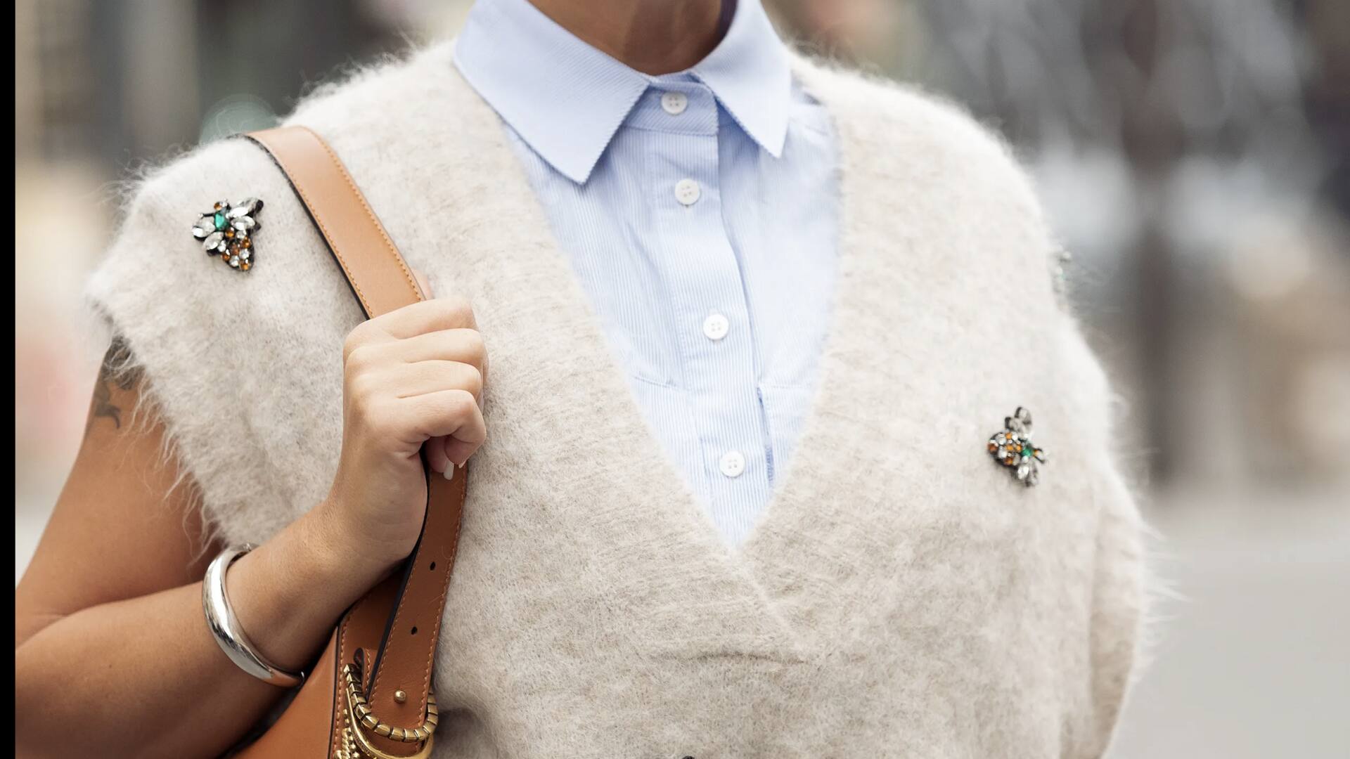 สไตล์แฟชั่นที่แมตช์ได้ดีกับเสื้อกันหนาวแขนกุด